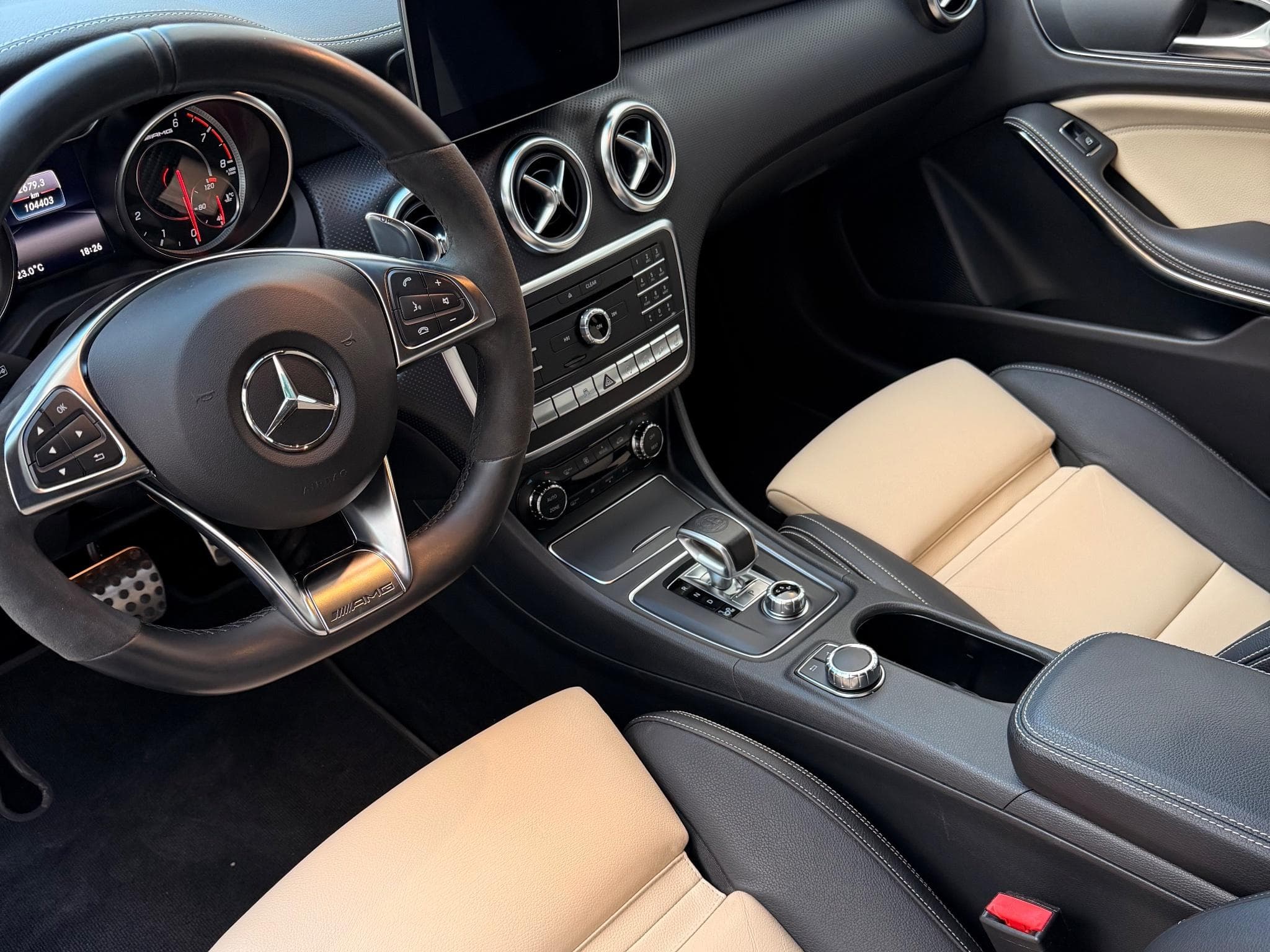 Mercedes A 45 AMG (2017) - Photo 5