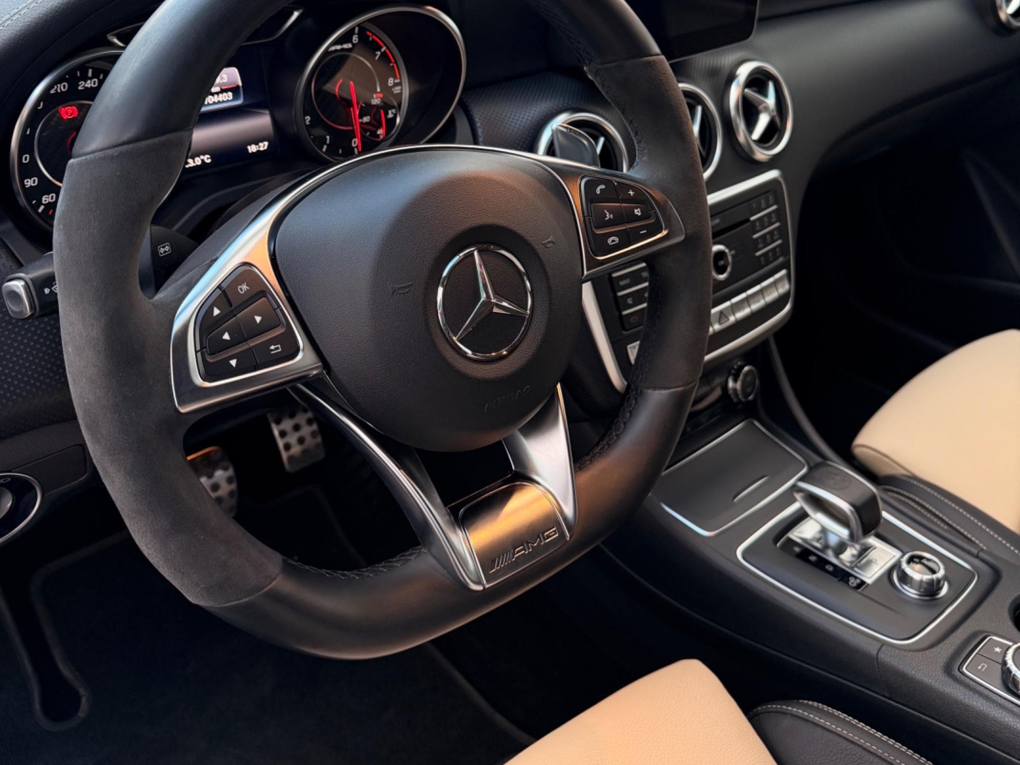 Mercedes A 45 AMG (2017) - Photo 6