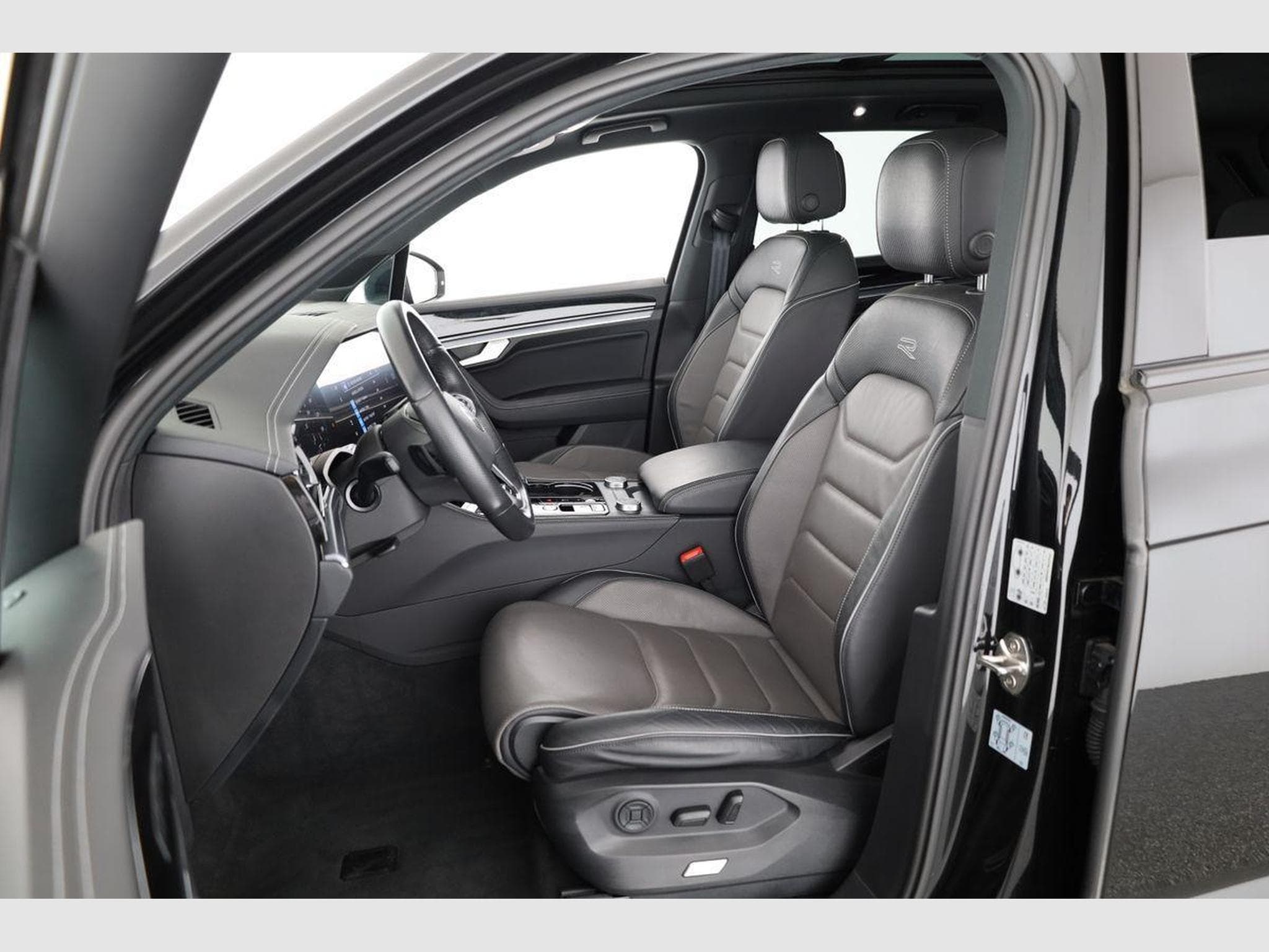 VW Touareg 3.0 TDI 210 kW 4Motion R-Line (2024) - Photo 10