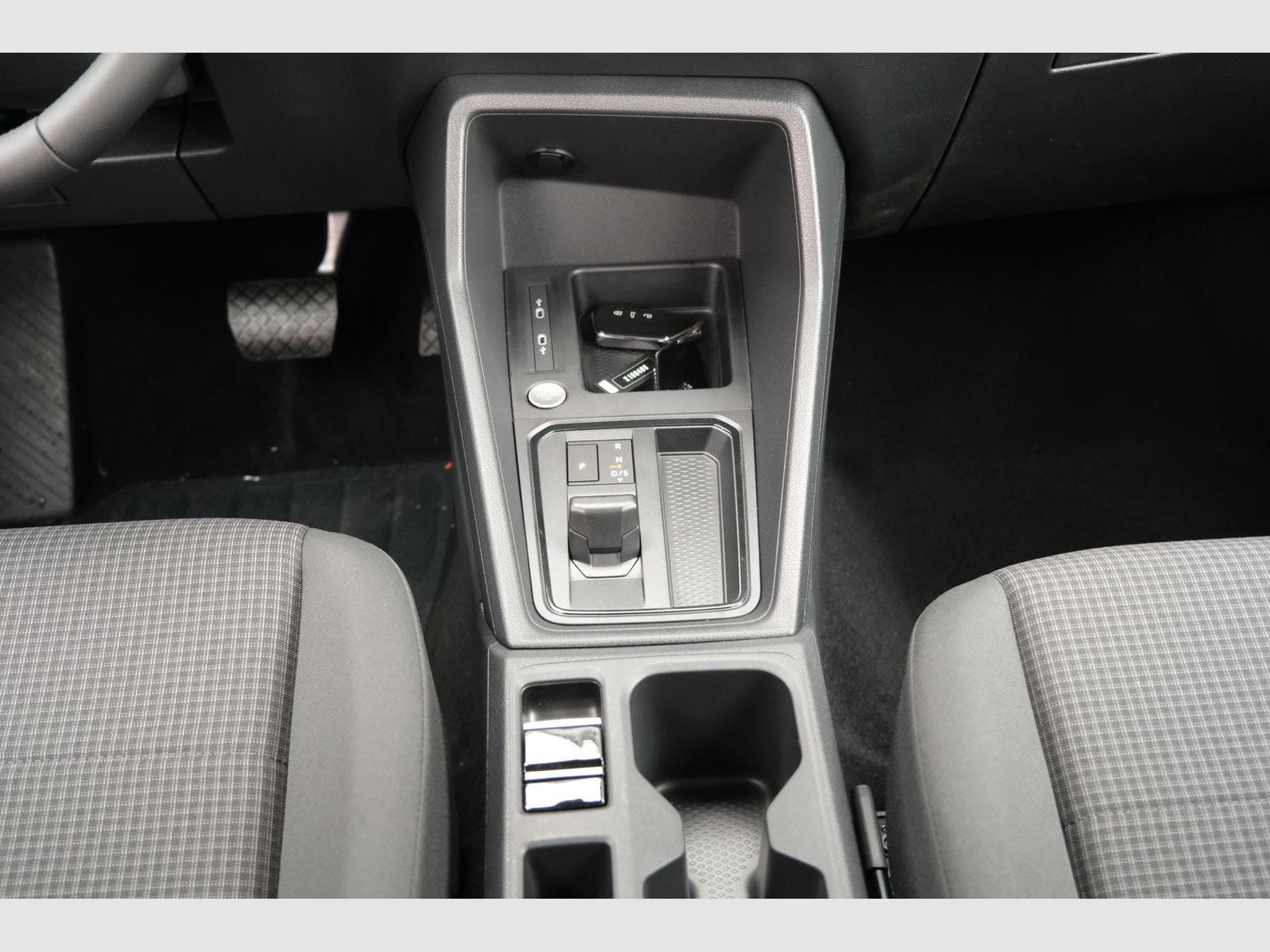 VW Caddy eHybrid Anhängerkupplung App-Connect (2026) - Foto 24