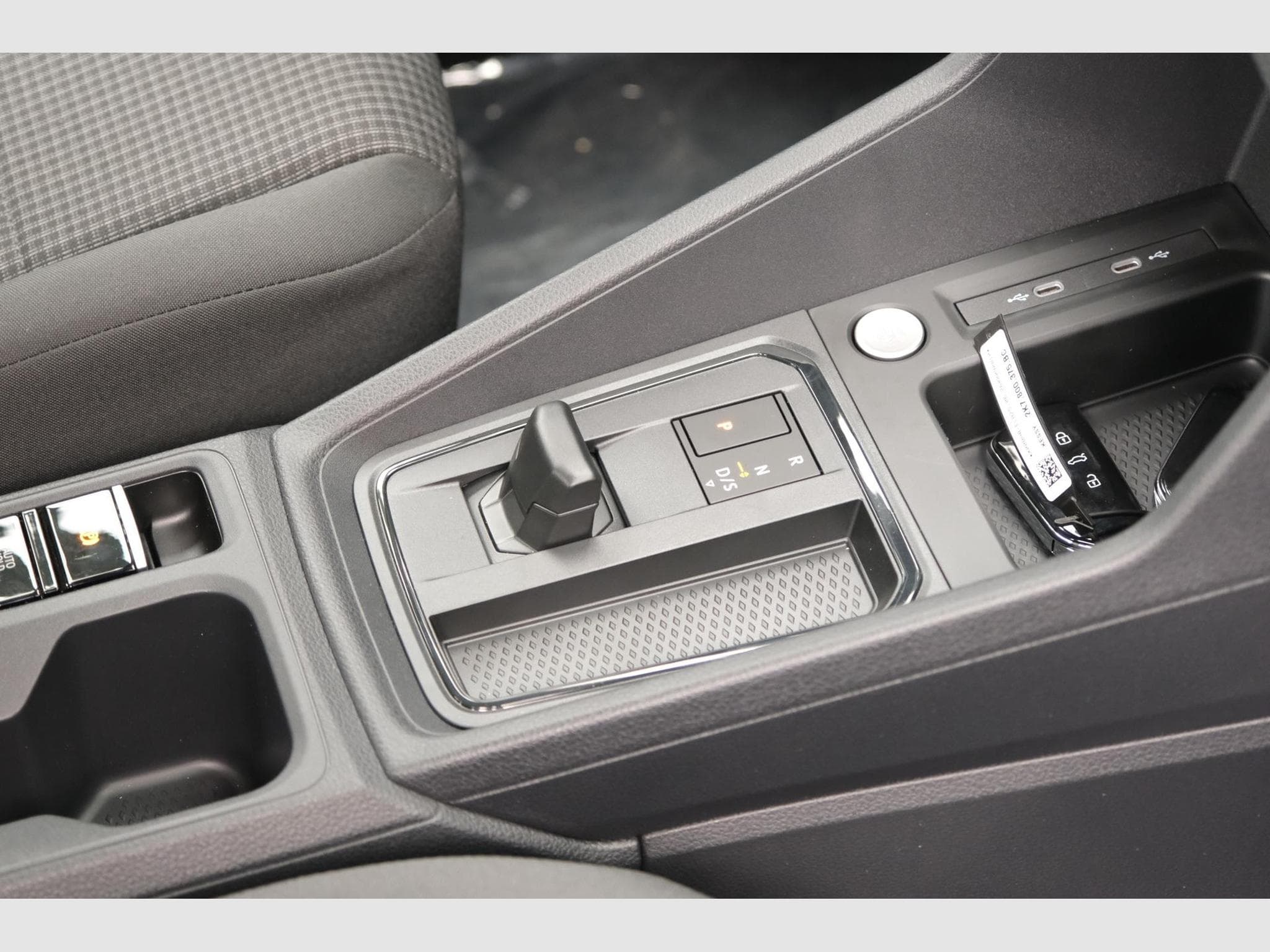 VW Caddy eHybrid Anhängerkupplung App-Connect (2026) - Foto 22