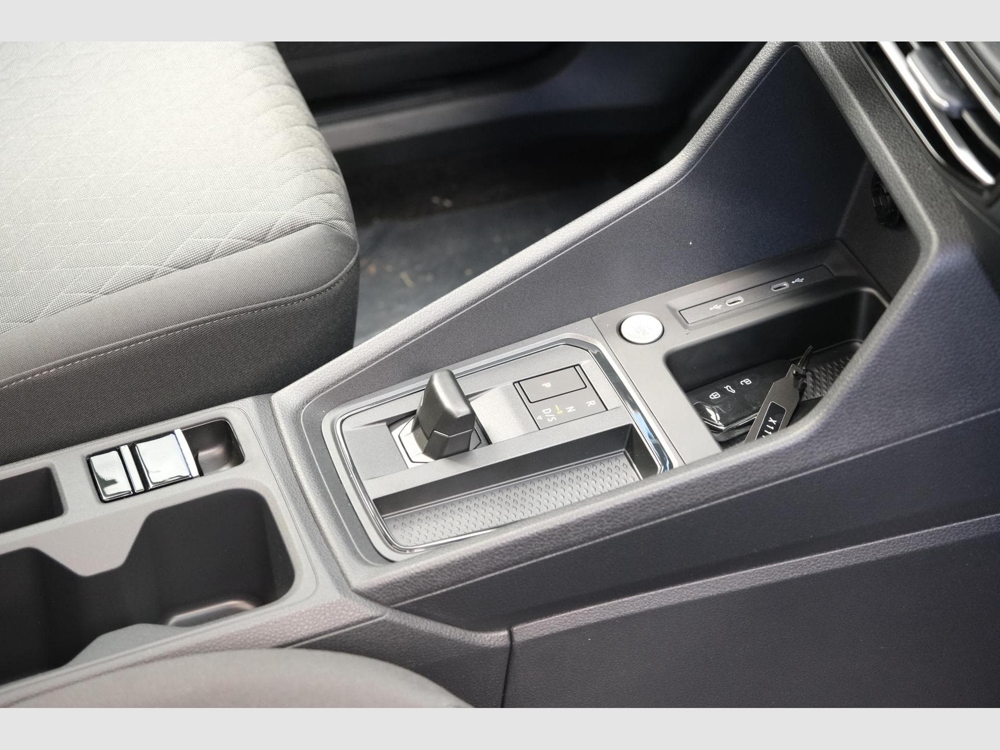 VW Caddy eHybrid Dark Label (2026) - Photo 24