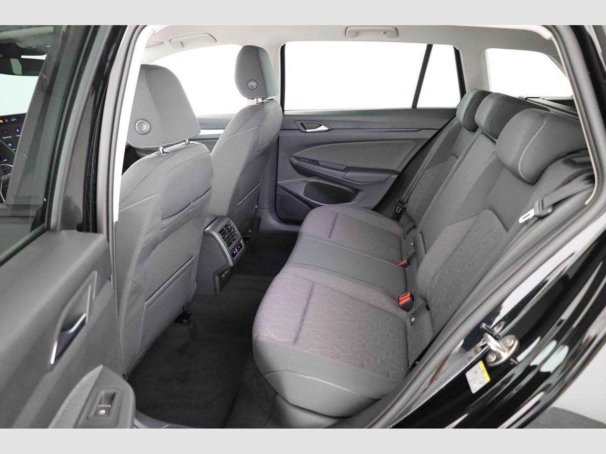 VW Golf Variant 1.5 eTSI 110 kW Life (2026) - Photo 10