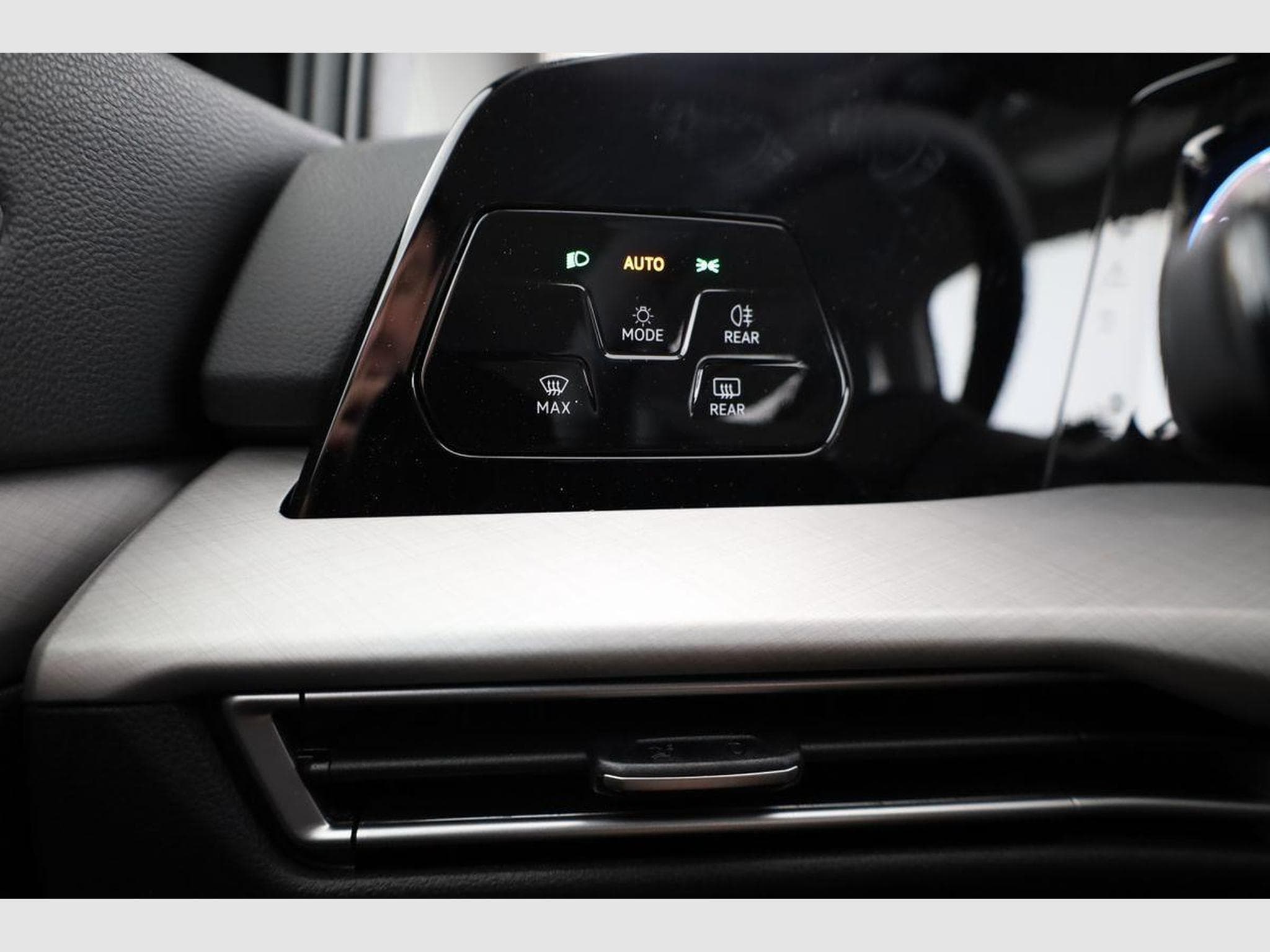 VW Golf Variant 1.5 eTSI 110 kW Life (2026) - Photo 8