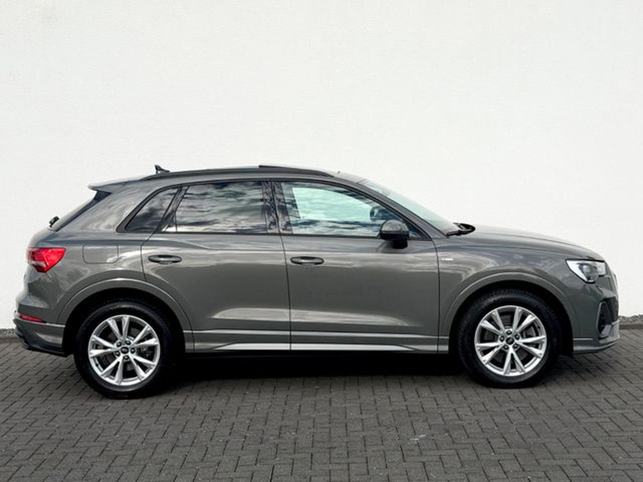 Audi Q3 Q3 40 TFSI quattro S line /NAVI/LED/PANO/1.HAND/ (2025) - Photo 4