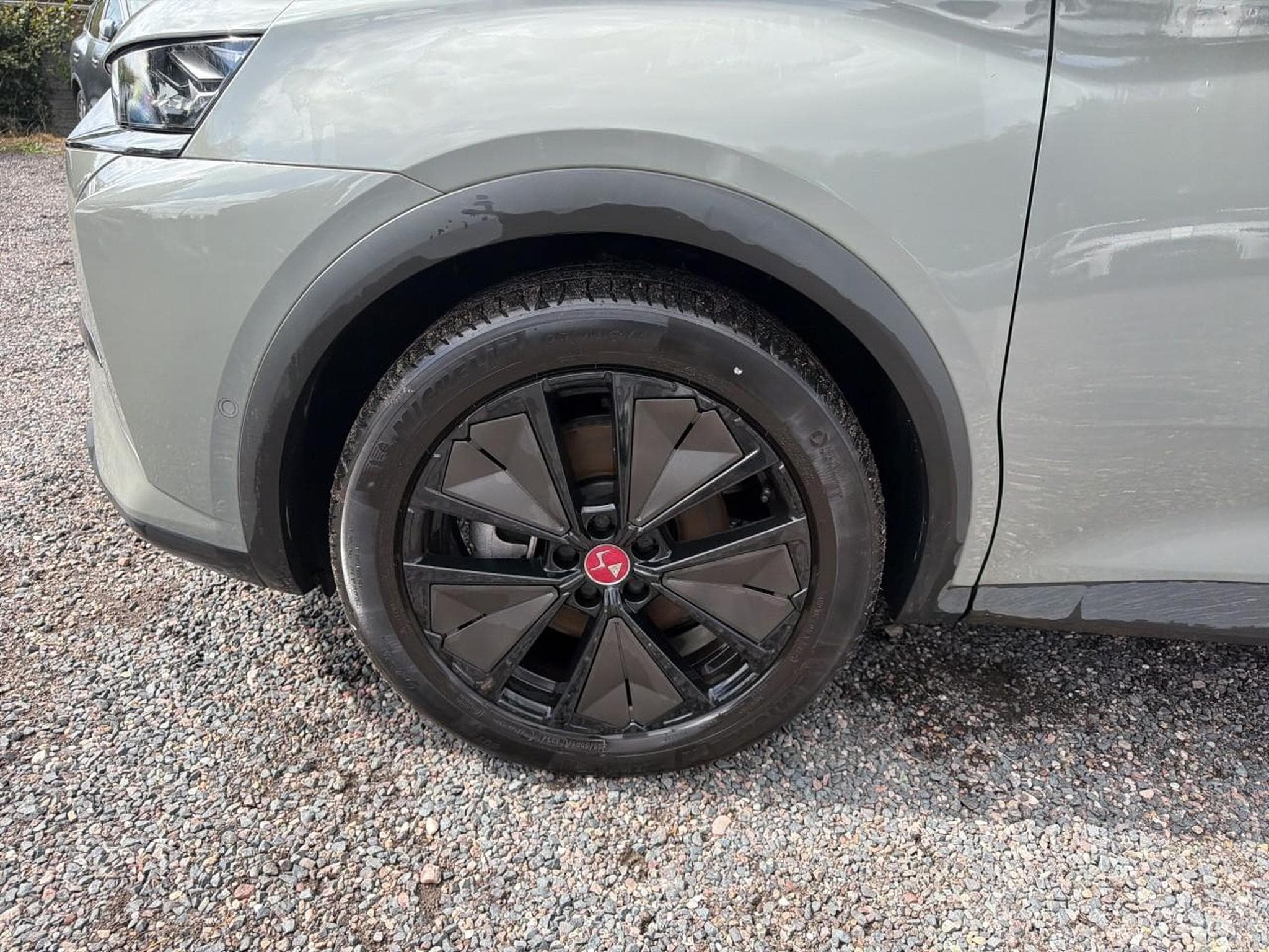DS Automobiles DS7 E-TENSE 225 PERFORMANCE LINE + (2024) - Photo 9