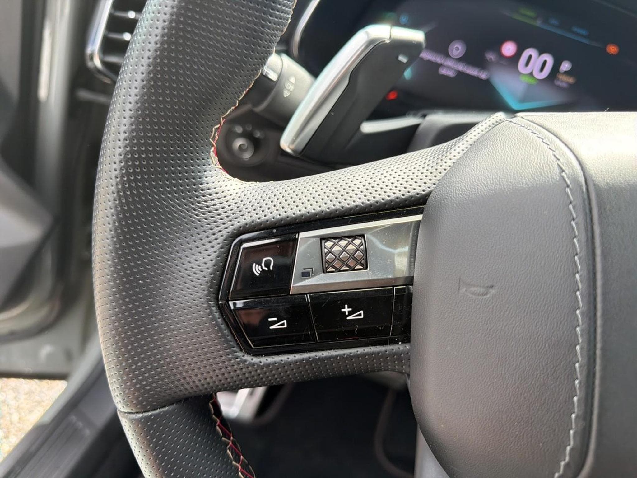 DS Automobiles DS7 E-TENSE 225 PERFORMANCE LINE + (2024) - Photo 18