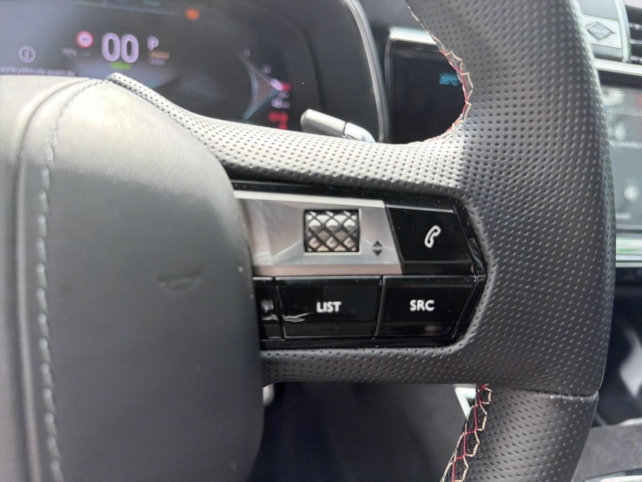 DS Automobiles DS7 E-TENSE 225 PERFORMANCE LINE + (2024) - Photo 19