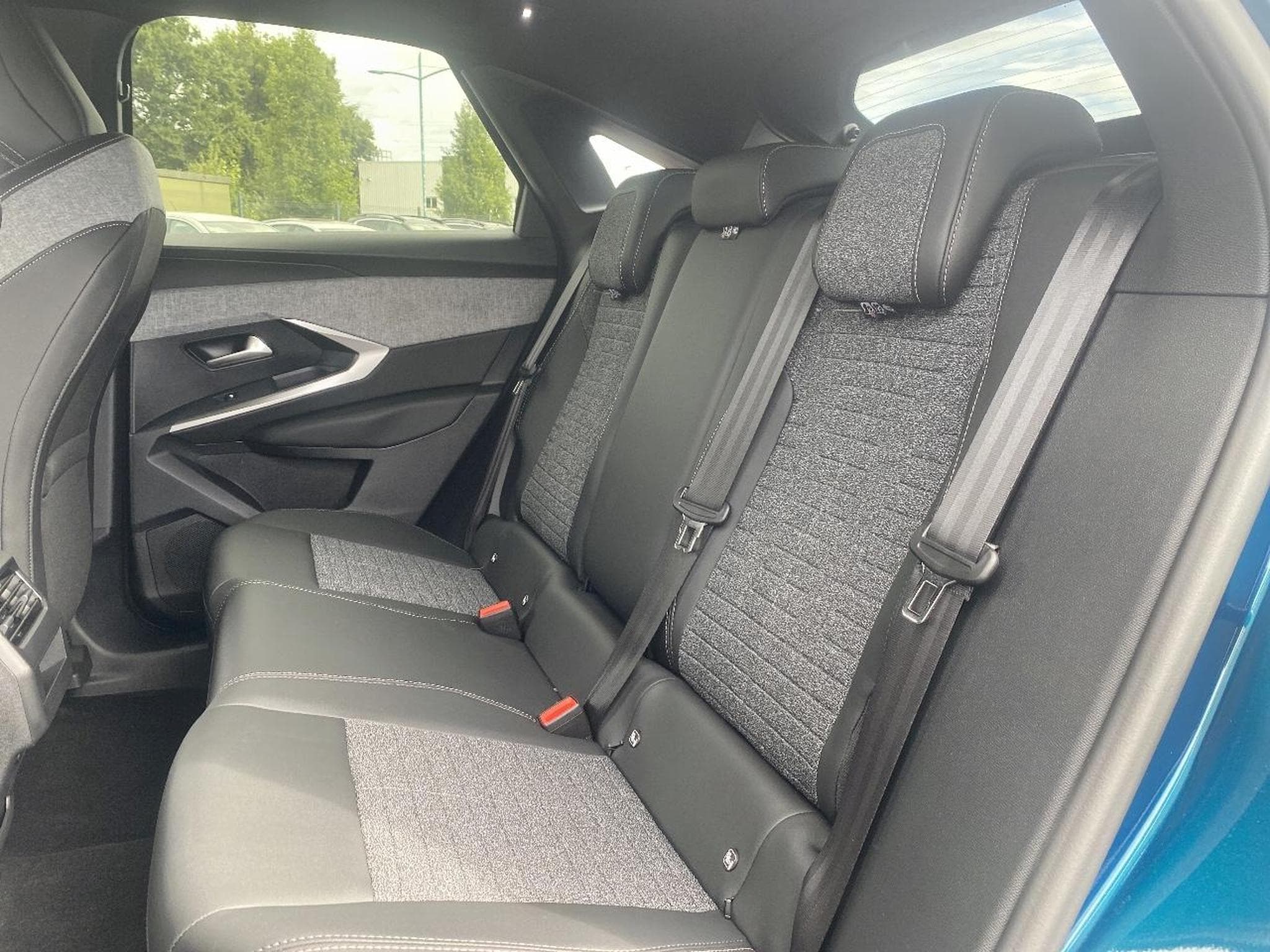 Peugeot 3008 1.2 HYBRID 145 ALLURE E-DCS6 (2025) - Photo 12