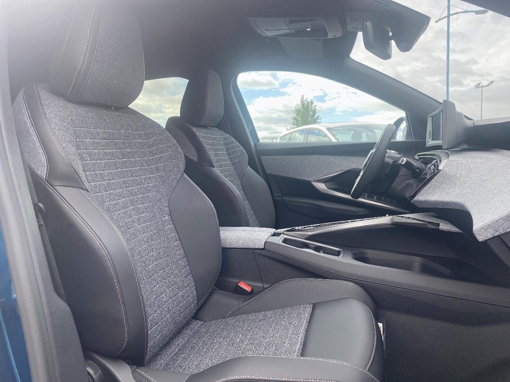 Peugeot 3008 1.2 HYBRID 145 ALLURE E-DCS6 (2025) - Photo 11