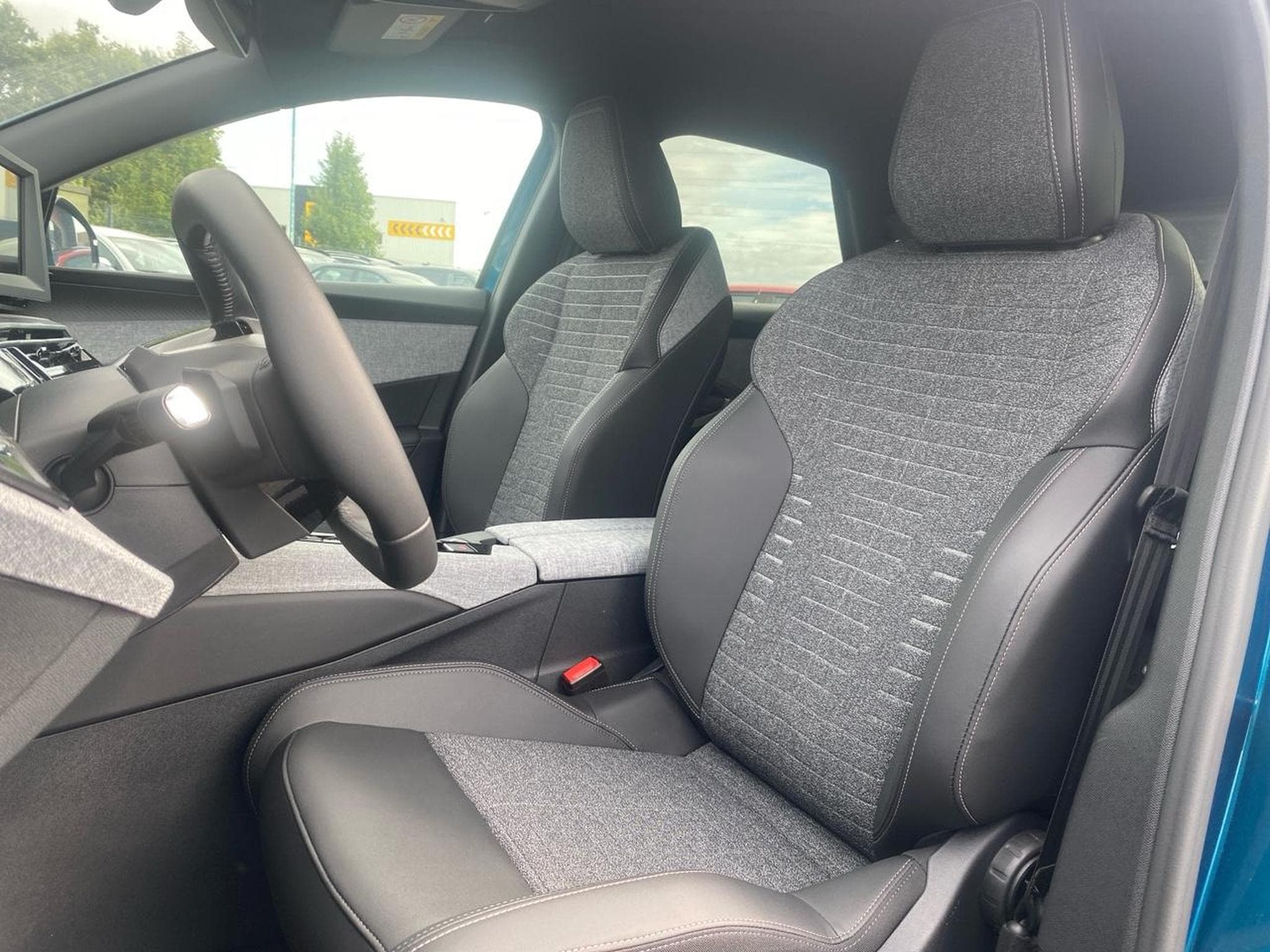 Peugeot 3008 1.2 HYBRID 145 ALLURE E-DCS6 (2025) - Photo 10