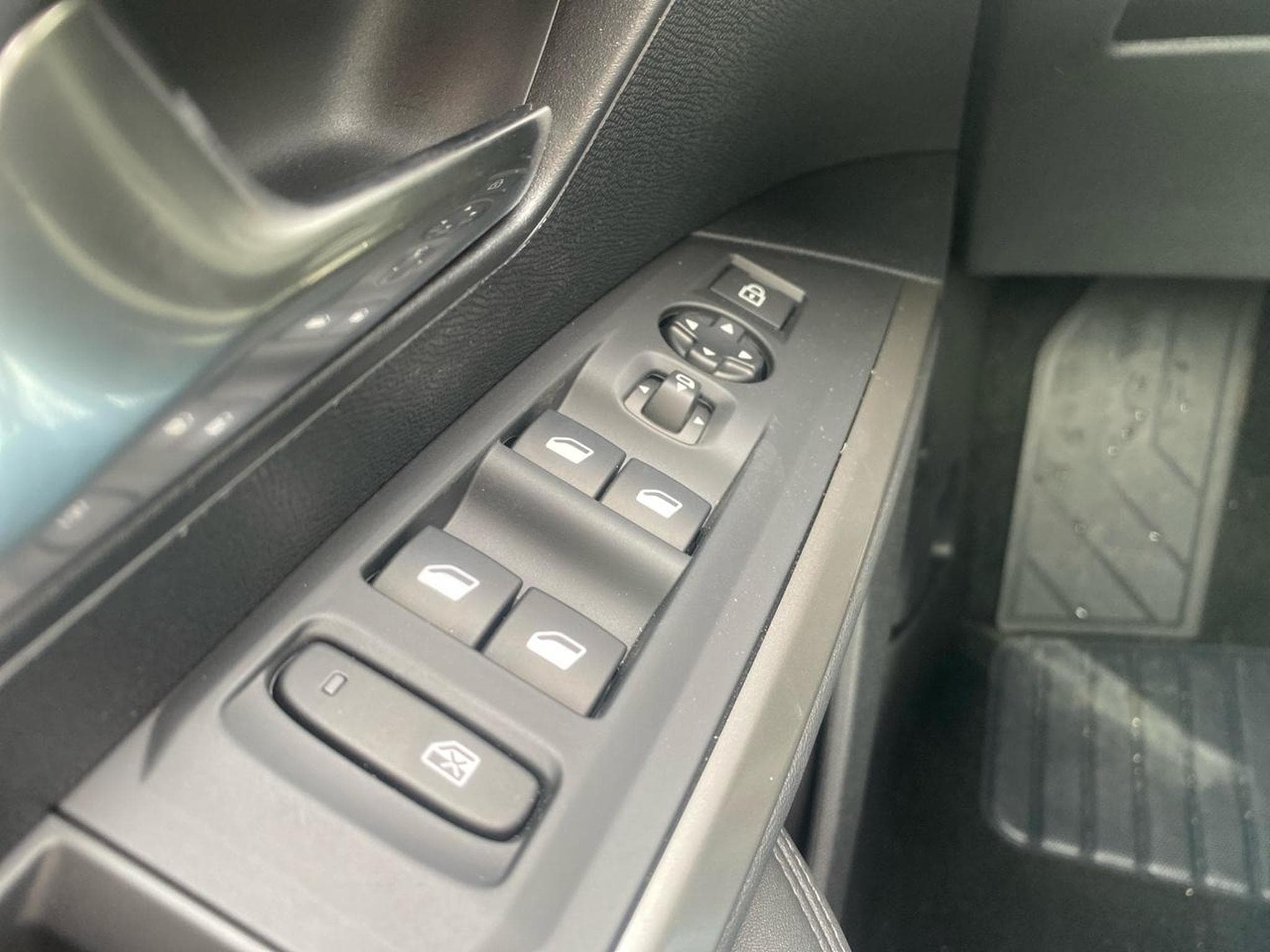 Peugeot 3008 1.2 HYBRID 145 ALLURE E-DCS6 (2025) - Photo 18