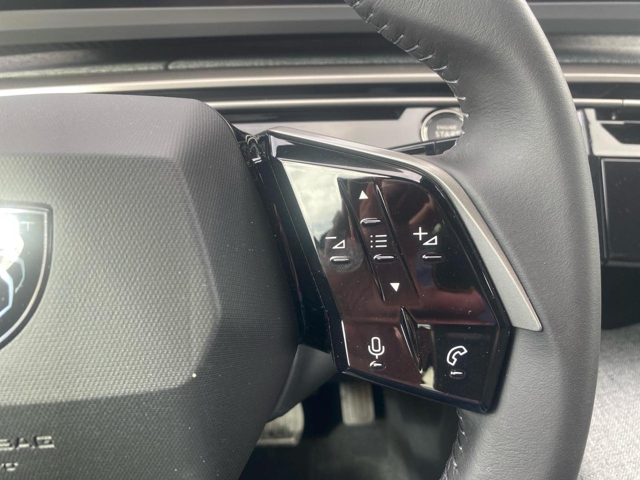 Peugeot 3008 1.2 HYBRID 145 ALLURE E-DCS6 (2025) - Photo 17