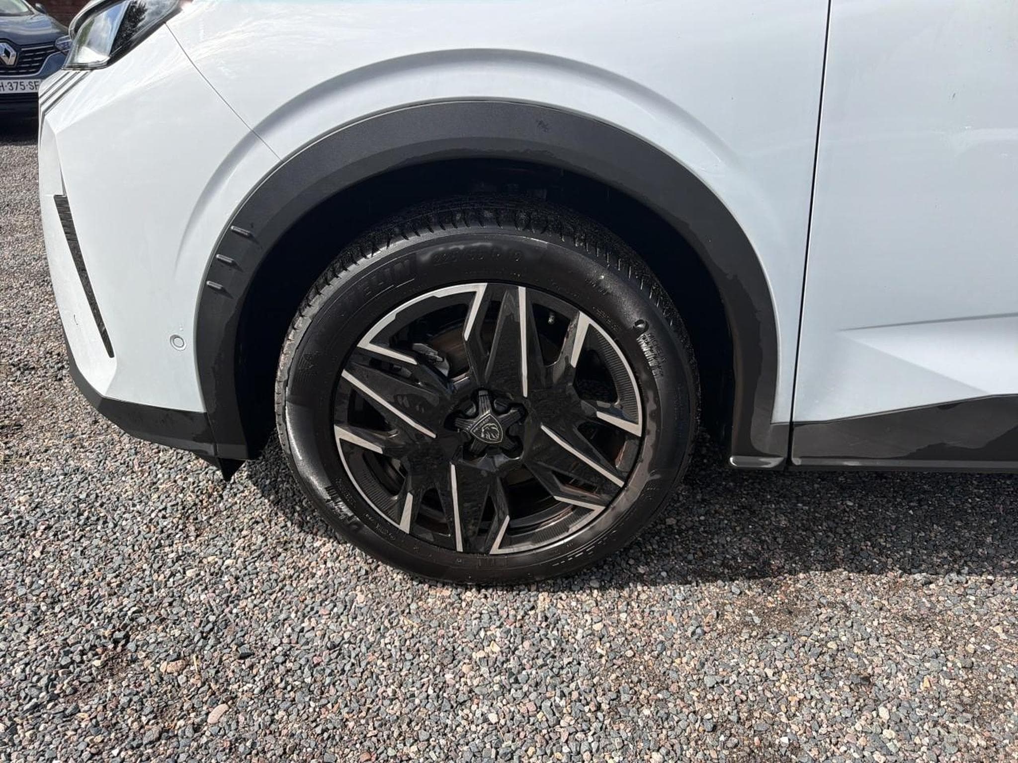 Peugeot 5008 HYBRID 145 ALLURE E-DCS6 (2025) - Photo 9