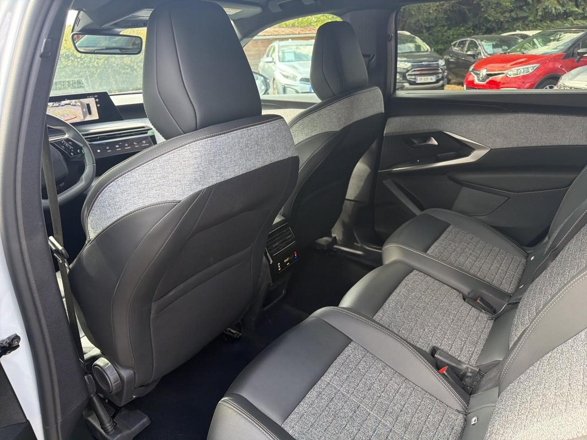 Peugeot 5008 HYBRID 145 ALLURE E-DCS6 (2025) - Photo 13