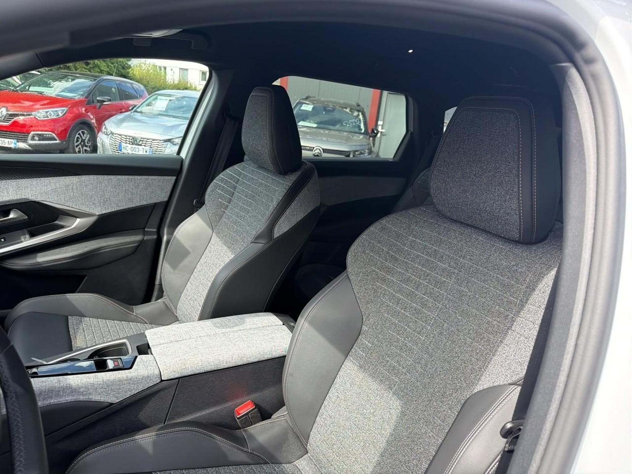 Peugeot 5008 HYBRID 145 ALLURE E-DCS6 (2025) - Photo 12