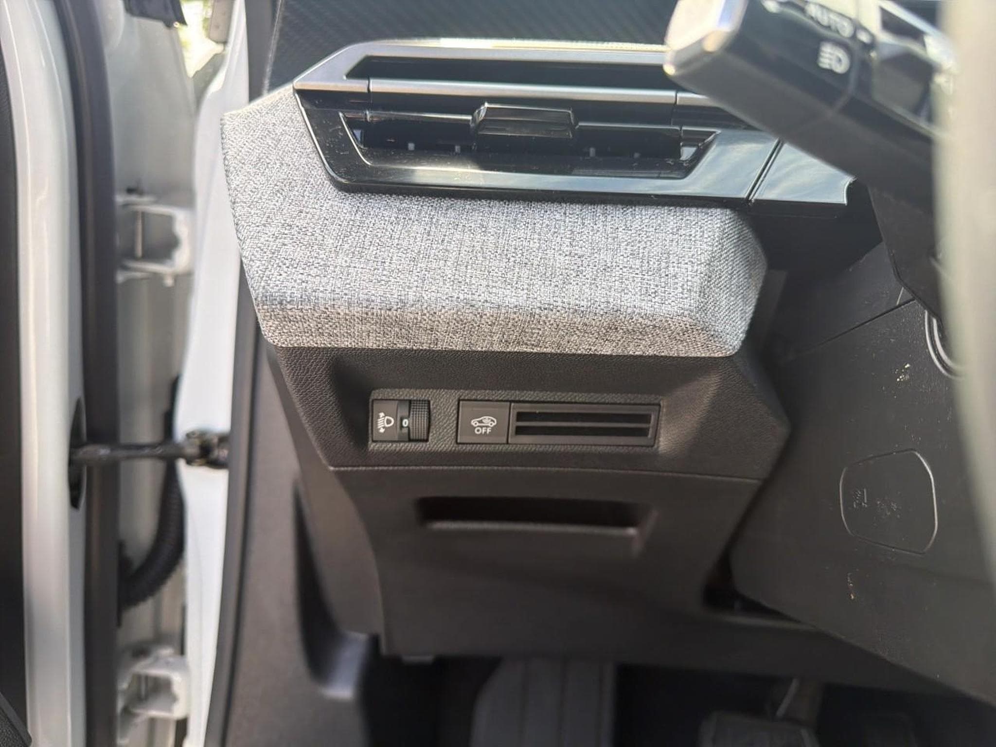 Peugeot 5008 HYBRID 145 ALLURE E-DCS6 (2025) - Photo 17