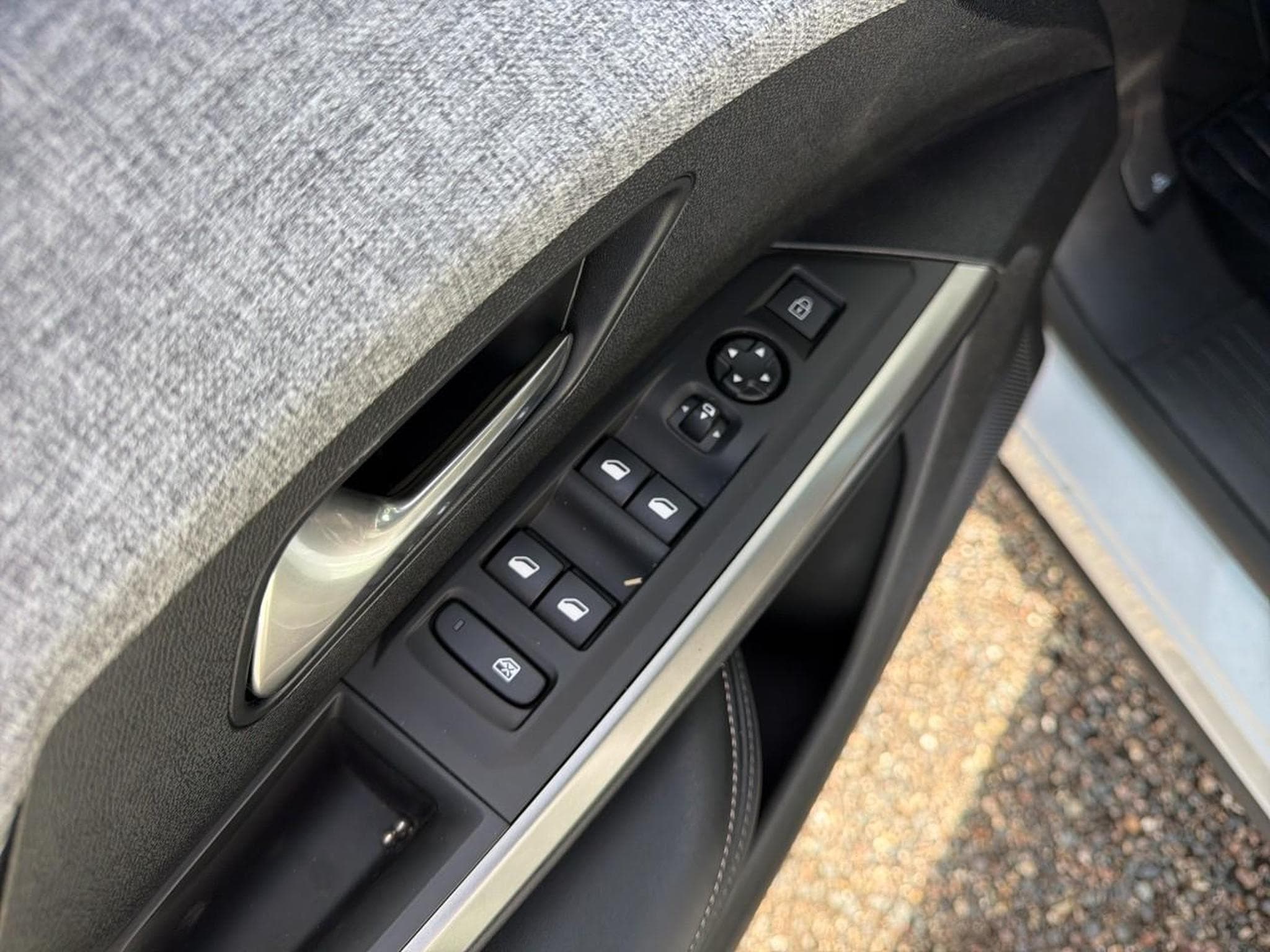 Peugeot 5008 HYBRID 145 ALLURE E-DCS6 (2025) - Photo 16