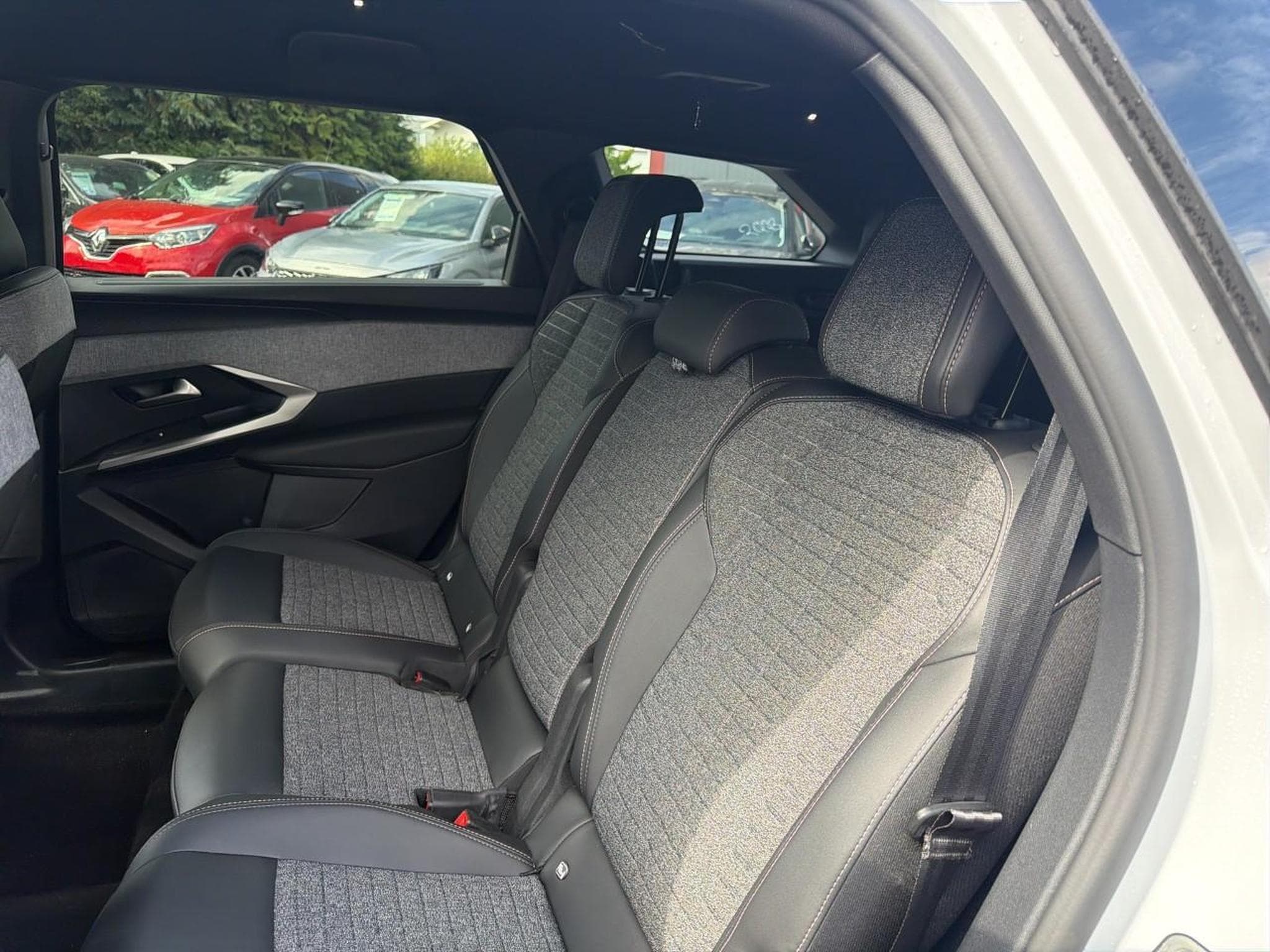 Peugeot 5008 HYBRID 145 ALLURE E-DCS6 (2025) - Photo 14