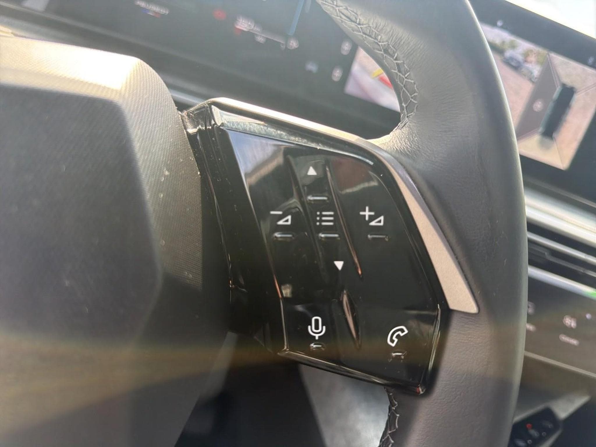 Peugeot 5008 HYBRID 145 ALLURE E-DCS6 (2025) - Photo 19