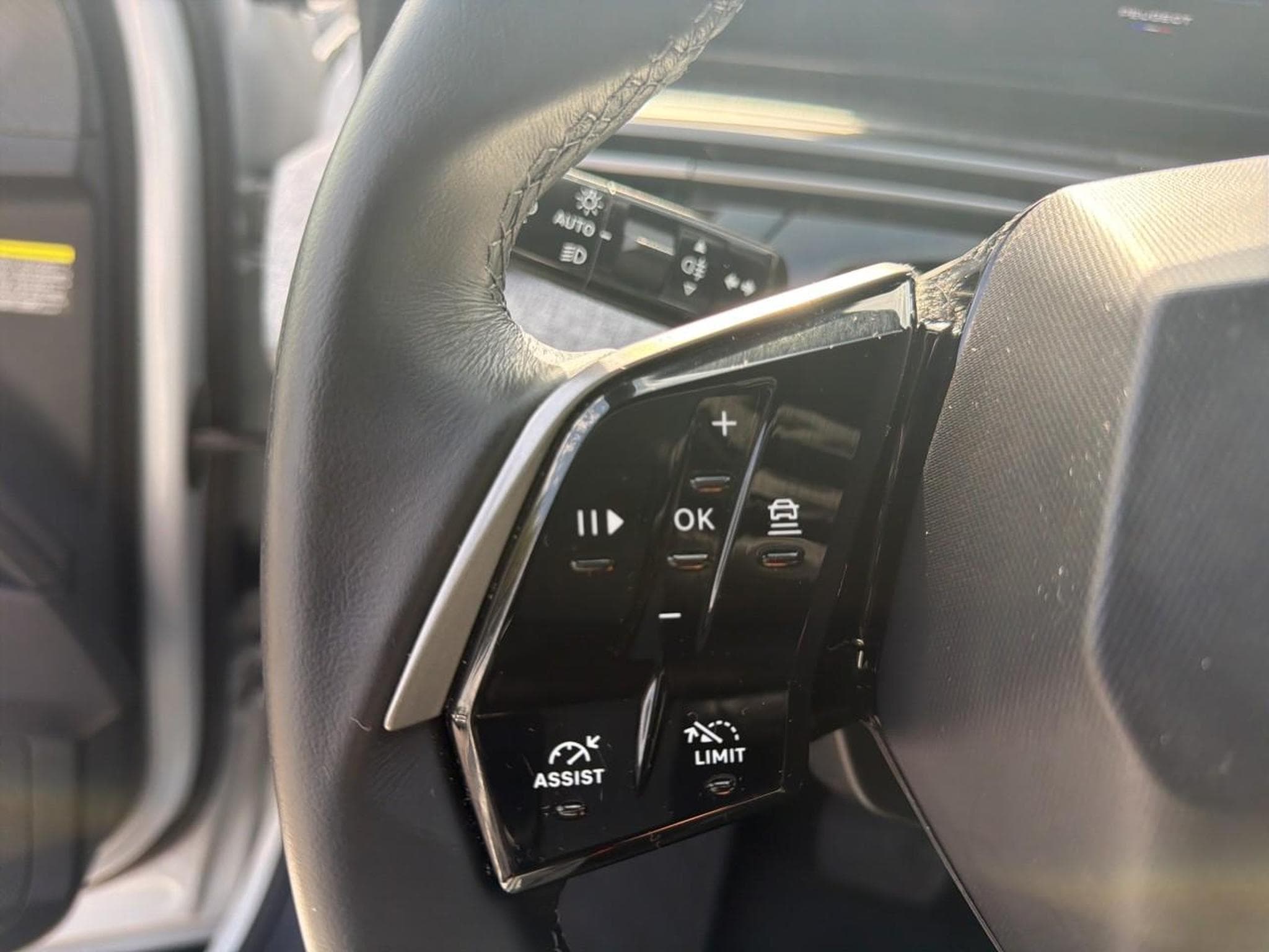 Peugeot 5008 HYBRID 145 ALLURE E-DCS6 (2025) - Photo 18