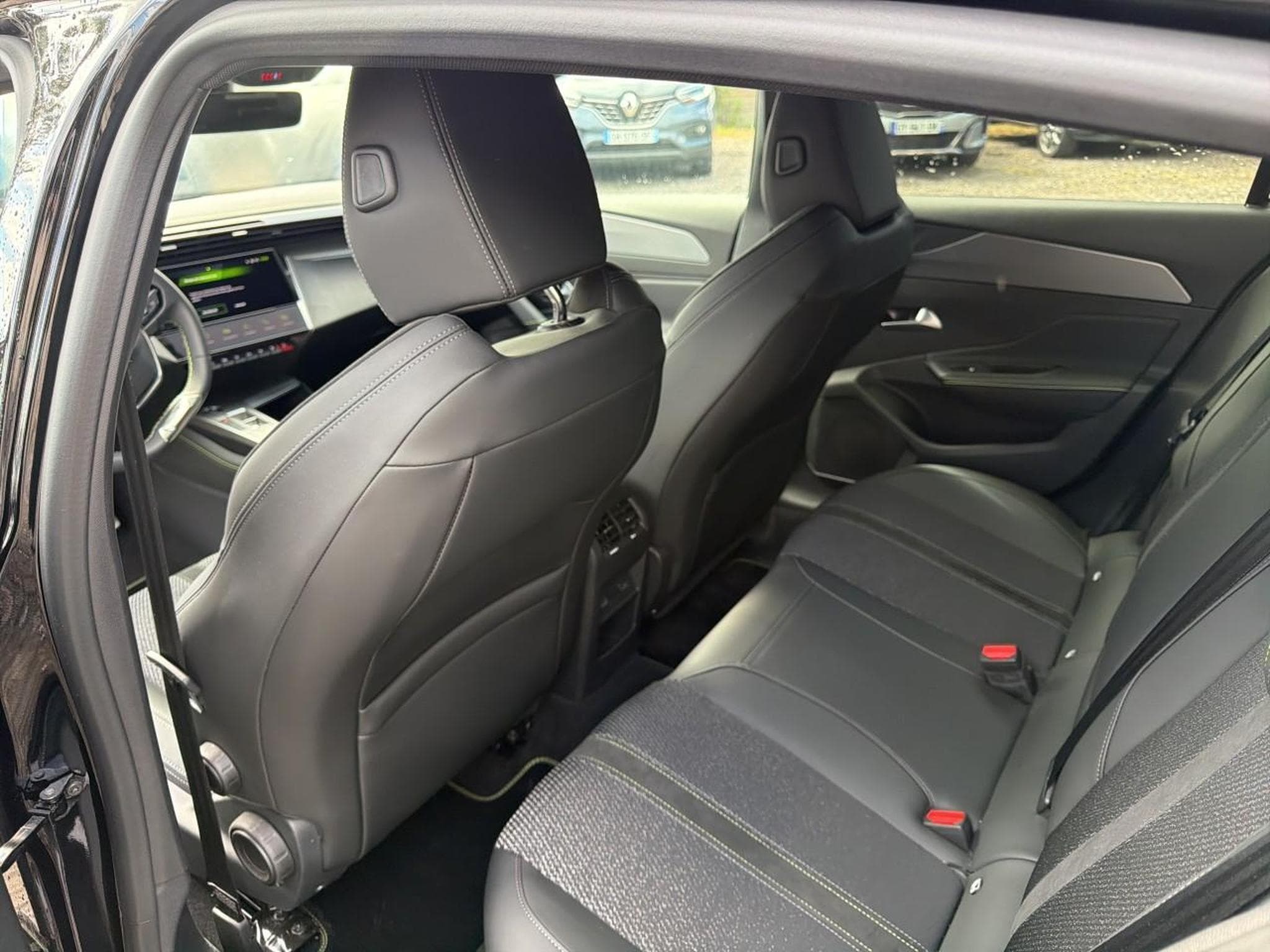 Peugeot 308 1.2 HYBRID 145 GT E-DCS6 (2025) - Photo 13