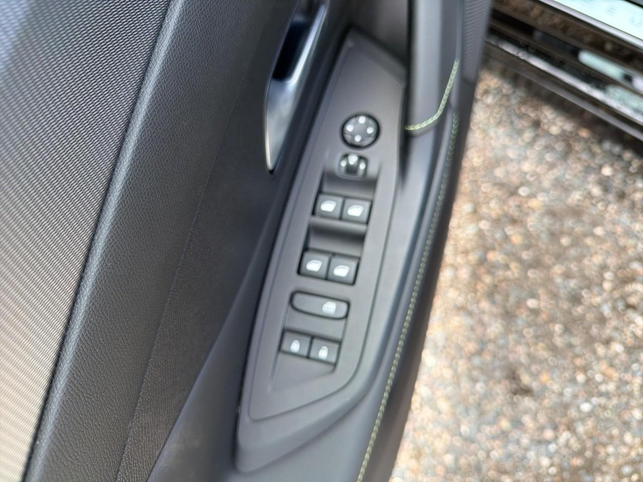Peugeot 308 1.2 HYBRID 145 GT E-DCS6 (2025) - Photo 16