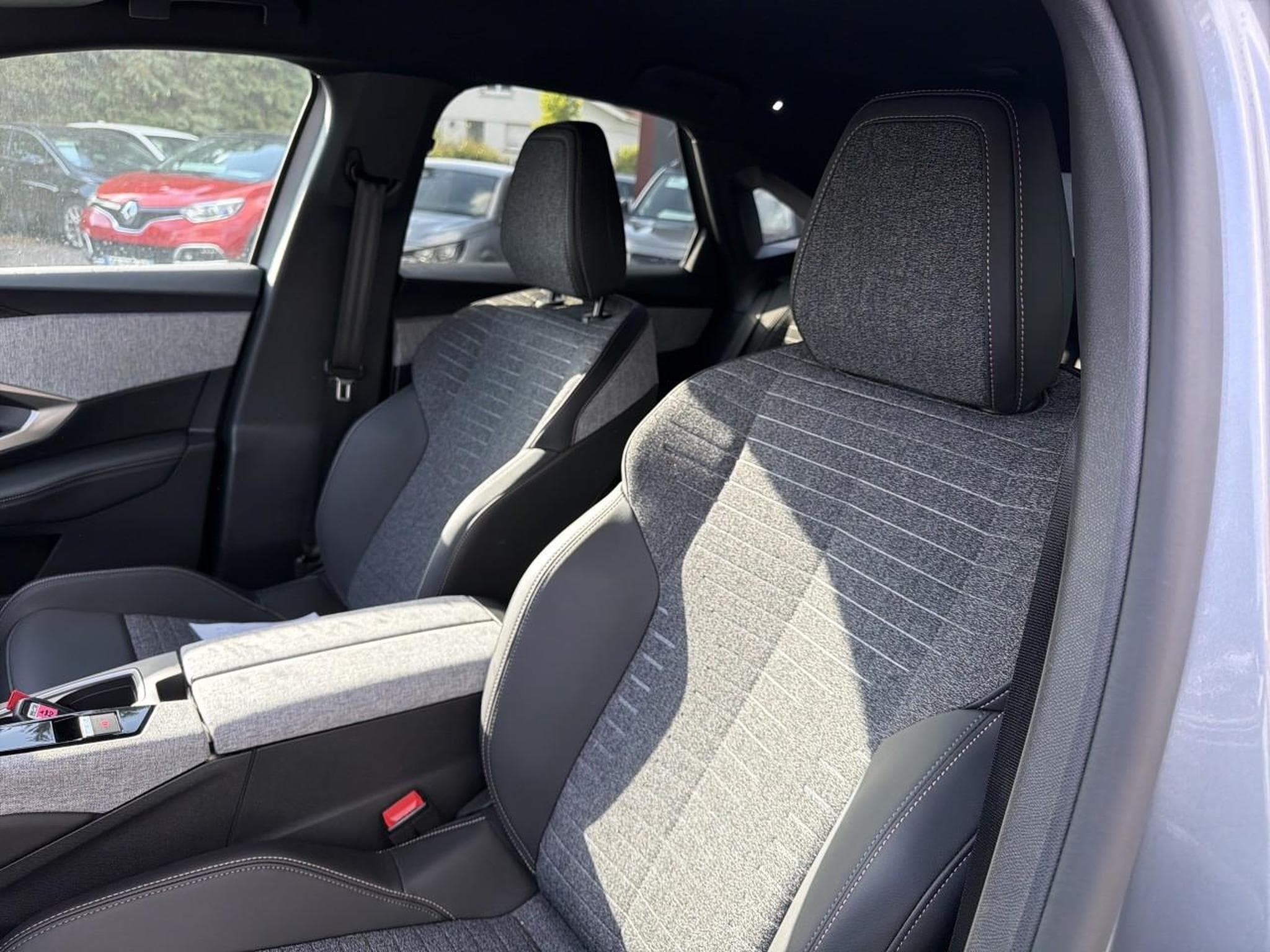 Peugeot 3008 1.2 HYBRID 145 ALLURE BUSINESS E-DCS6 (2025) - Photo 12