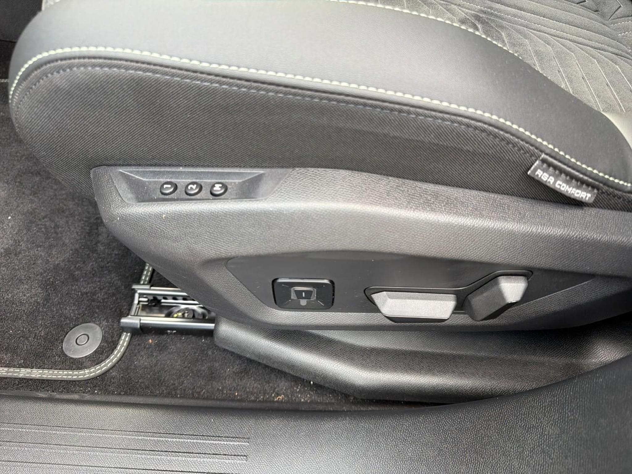 Peugeot 5008 HYBRID 145 GT E-DCS6 (2025) - Photo 13