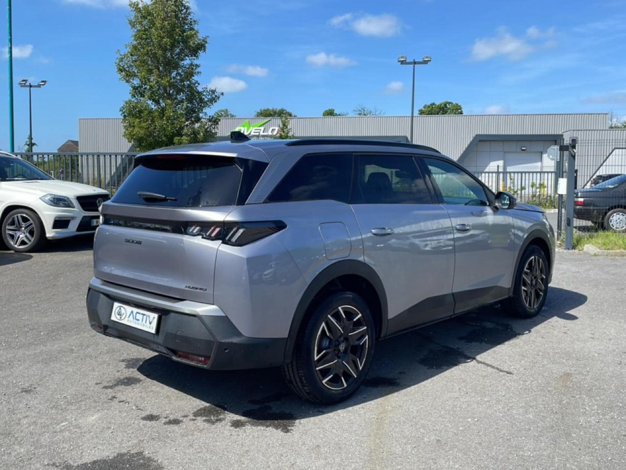 Peugeot 5008 HYBRID 145 ALLURE E-DCS6 (2025) - Photo 5