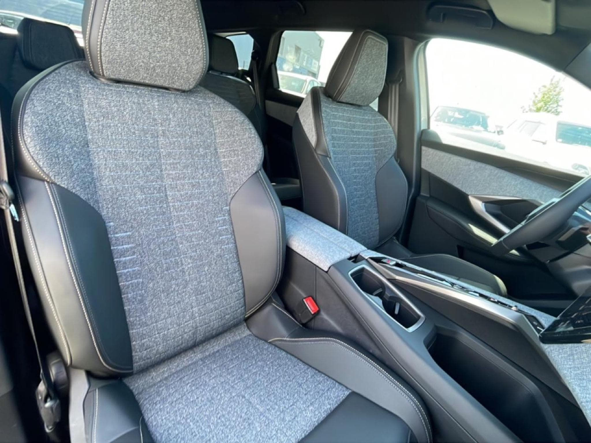 Peugeot 5008 HYBRID 145 ALLURE E-DCS6 (2025) - Photo 14