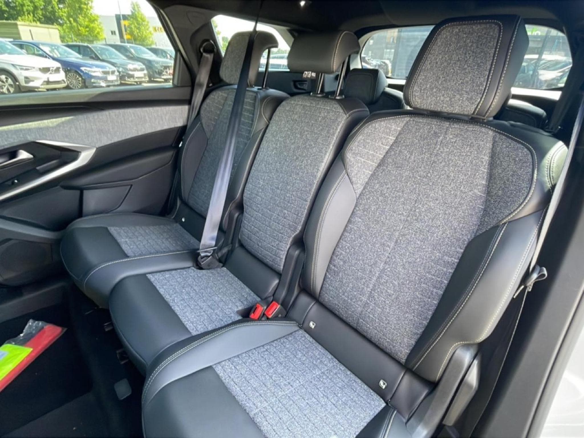 Peugeot 5008 HYBRID 145 ALLURE E-DCS6 (2025) - Photo 16