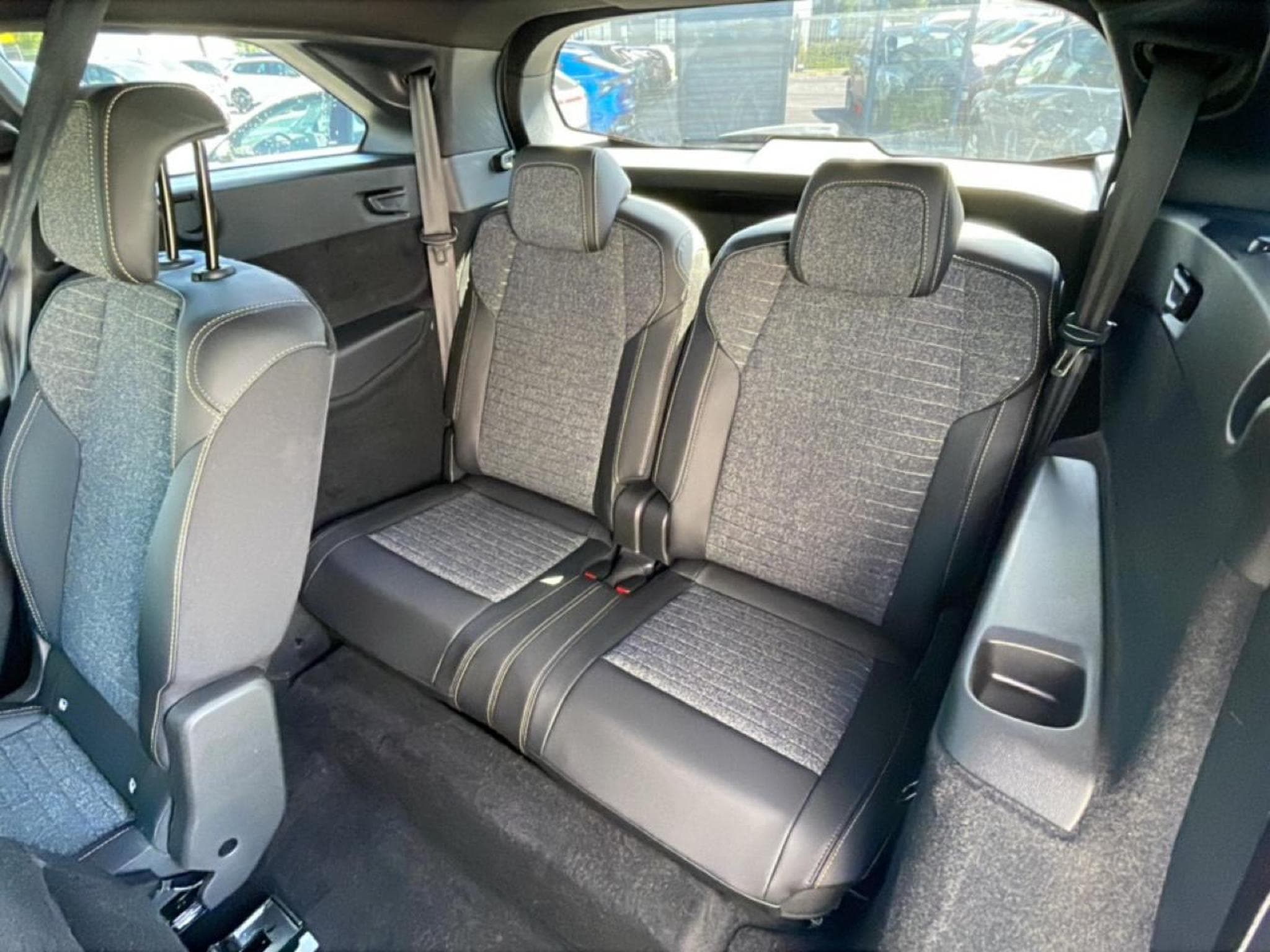Peugeot 5008 HYBRID 145 ALLURE E-DCS6 (2025) - Photo 17