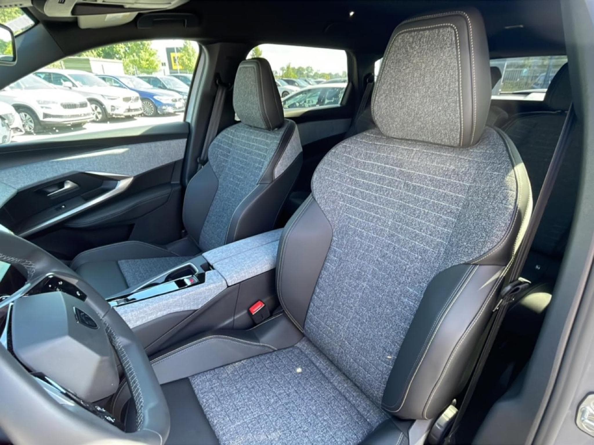 Peugeot 5008 HYBRID 145 ALLURE E-DCS6 (2025) - Photo 15