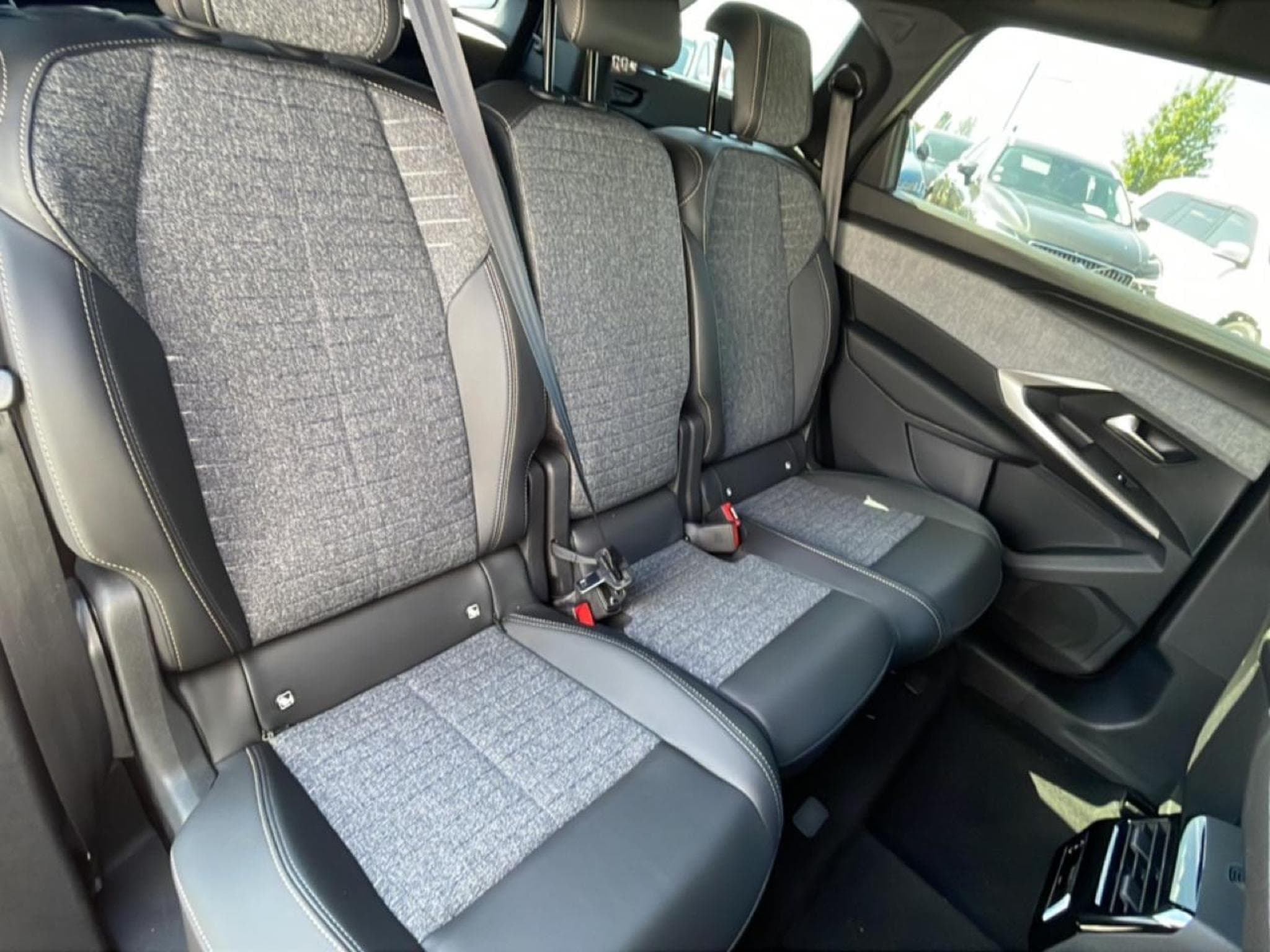 Peugeot 5008 HYBRID 145 ALLURE E-DCS6 (2025) - Photo 18