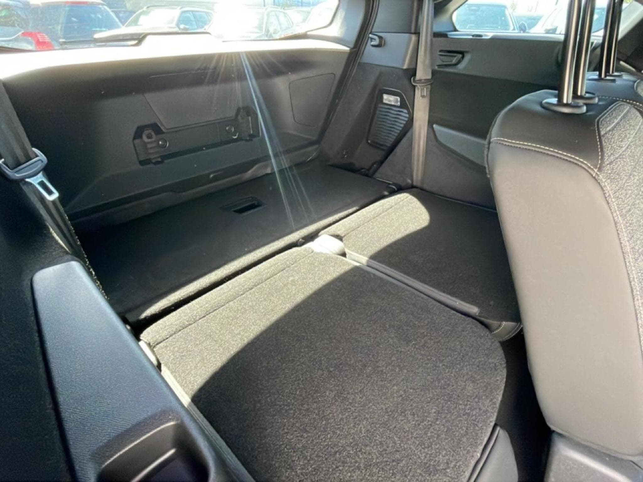 Peugeot 5008 HYBRID 145 ALLURE E-DCS6 (2025) - Photo 19