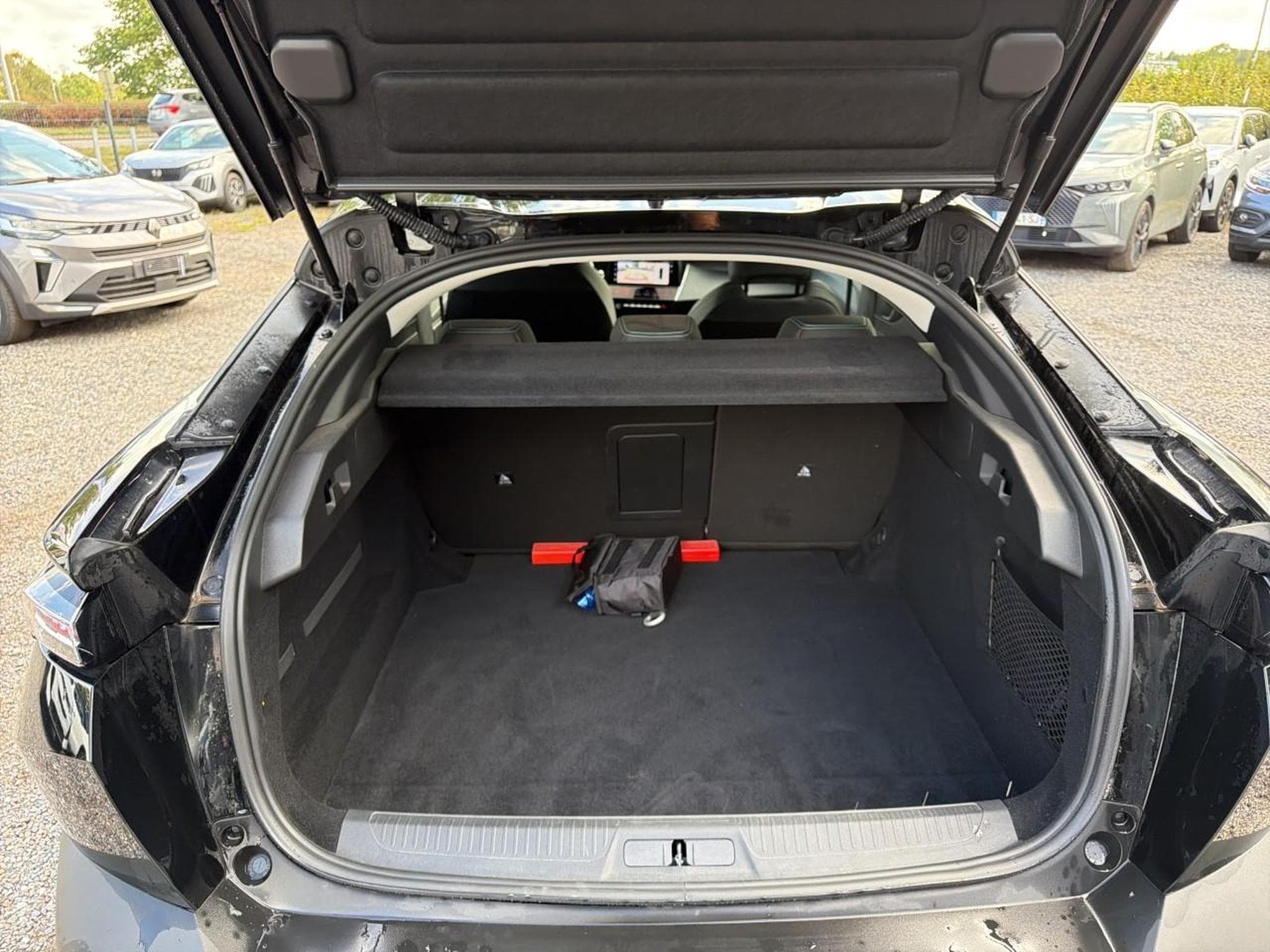Peugeot 408 HYBRID 145 ALLURE E-DCS6 (2025) - Photo 15