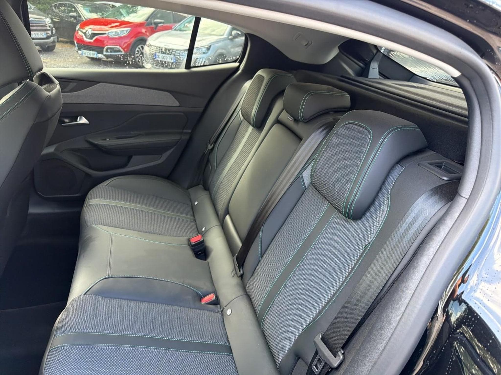 Peugeot 408 HYBRID 145 ALLURE E-DCS6 (2025) - Photo 14