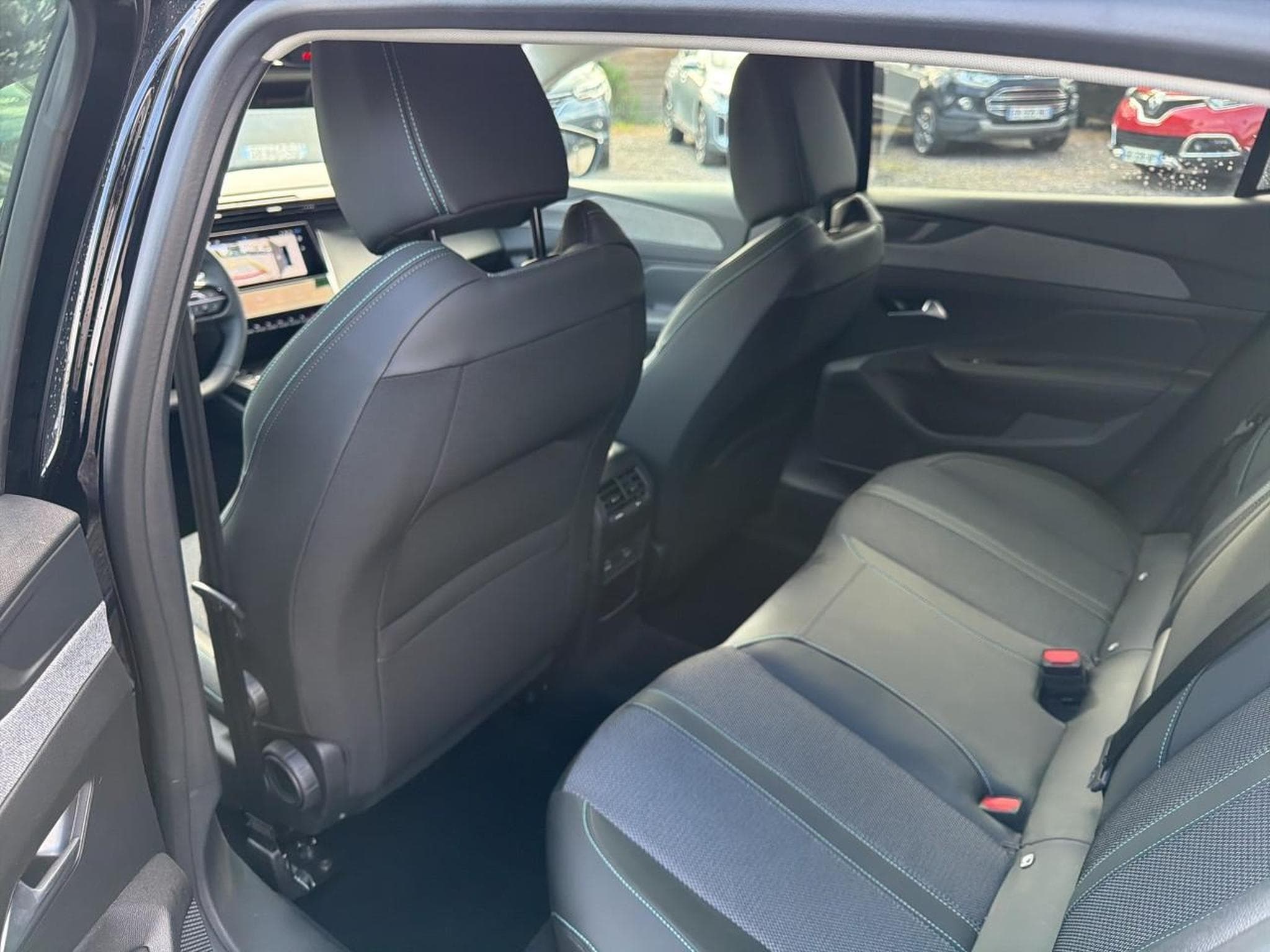 Peugeot 408 HYBRID 145 ALLURE E-DCS6 (2025) - Photo 13
