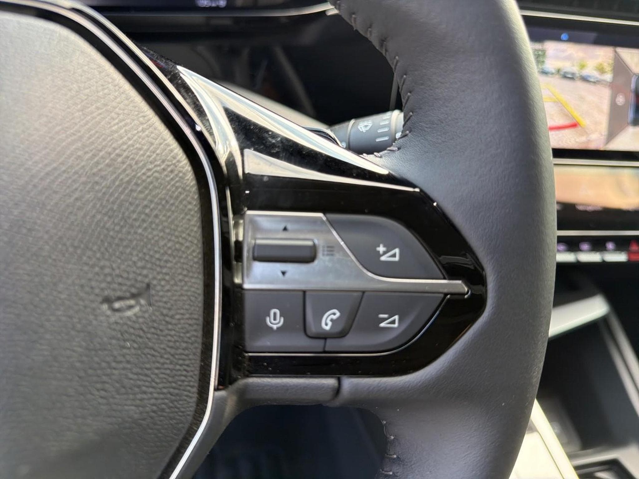 Peugeot 408 HYBRID 145 ALLURE E-DCS6 (2025) - Photo 19