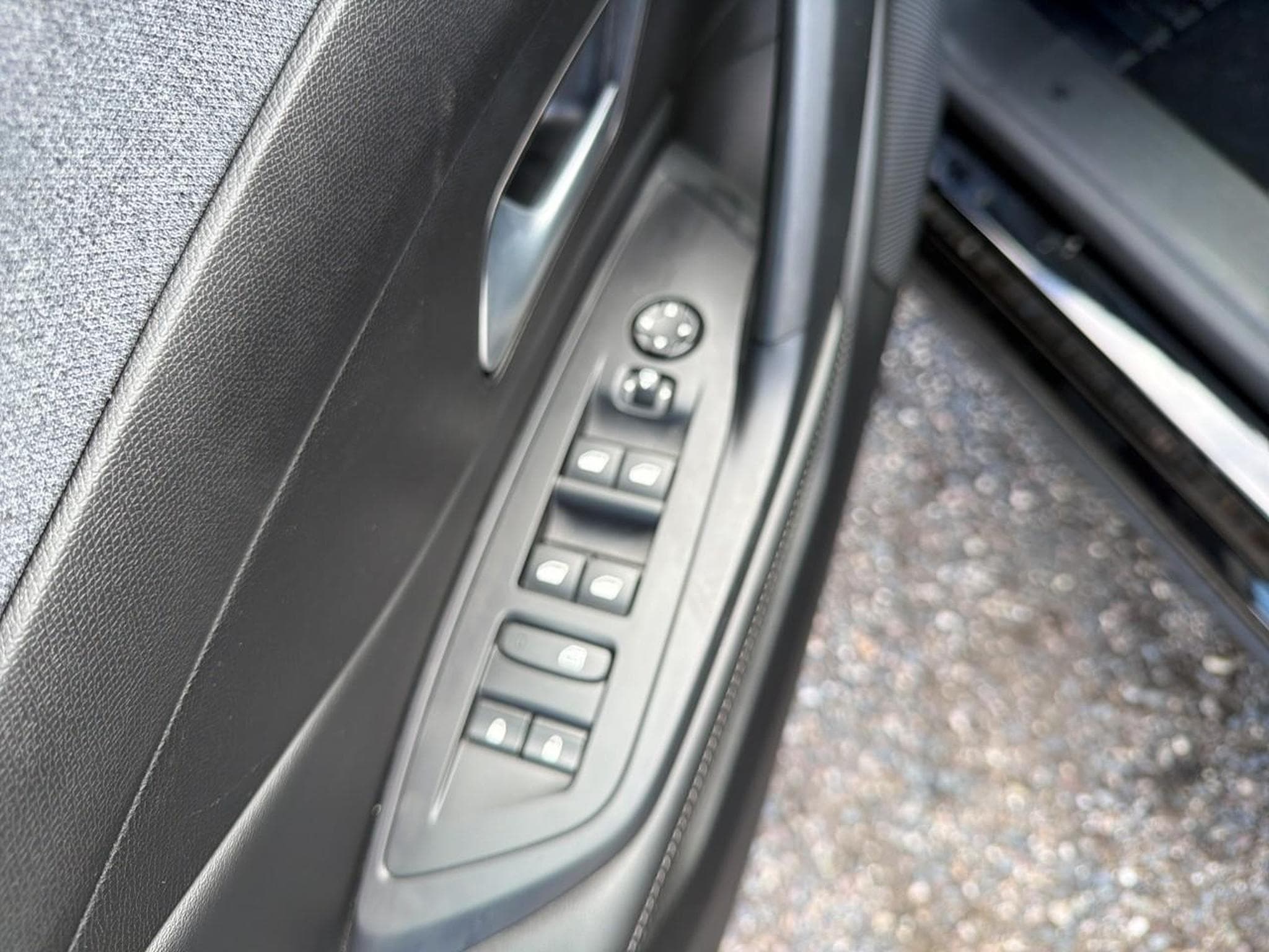 Peugeot 408 HYBRID 145 ALLURE E-DCS6 (2025) - Photo 16