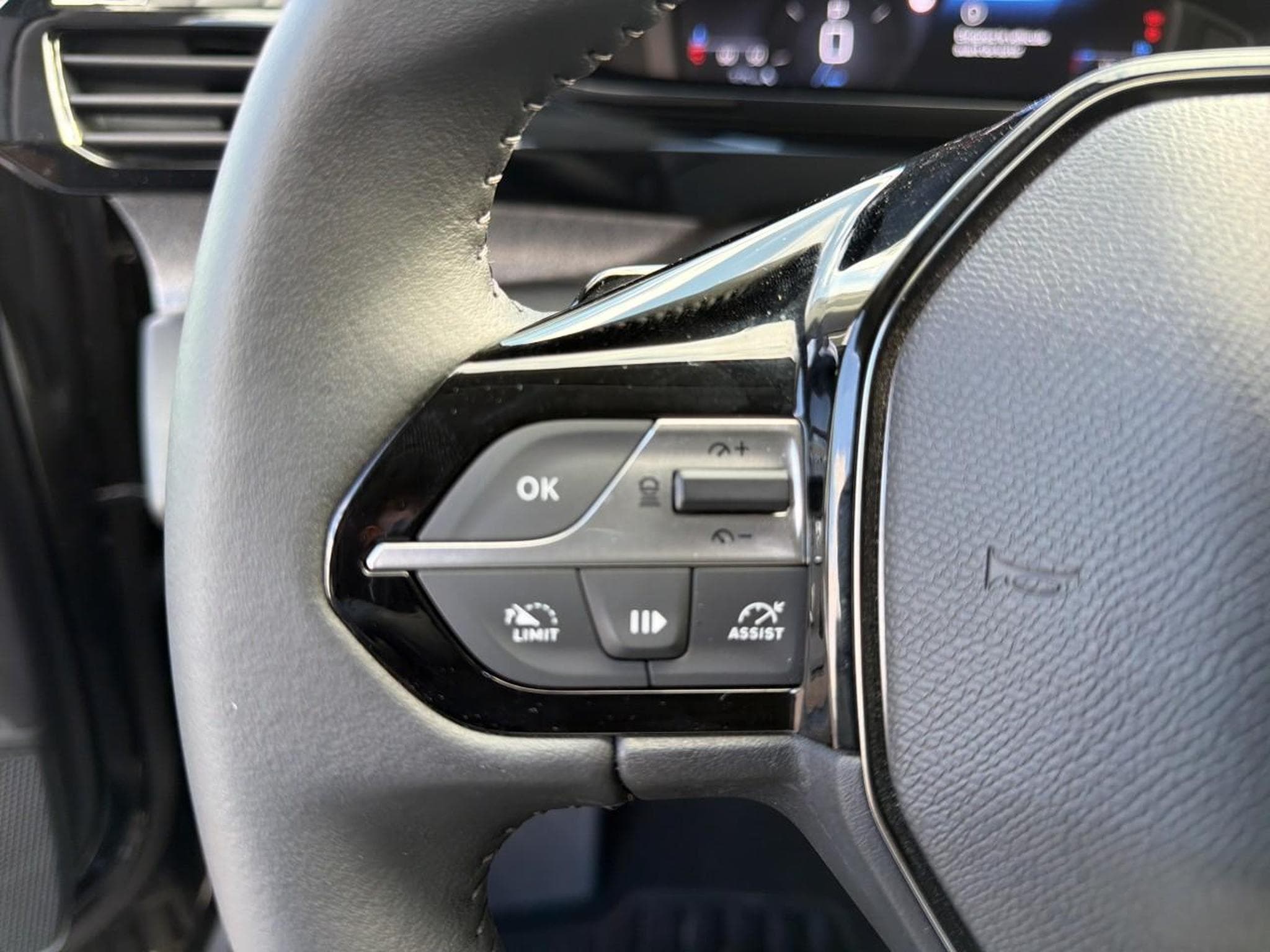 Peugeot 408 HYBRID 145 ALLURE E-DCS6 (2025) - Photo 18