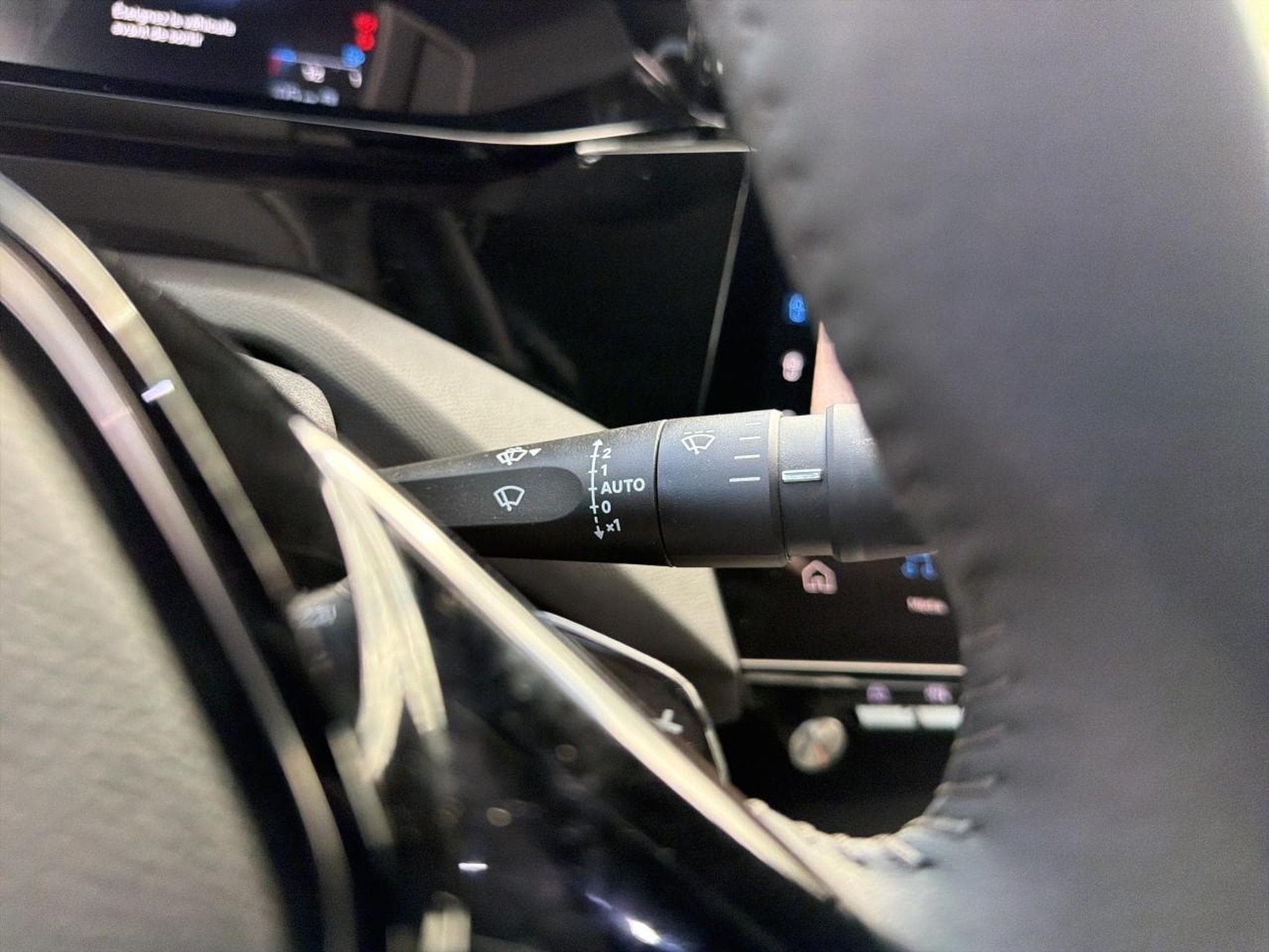 Peugeot 408 HYBRID 145 ALLURE E-DCS6 (2025) - Photo 20