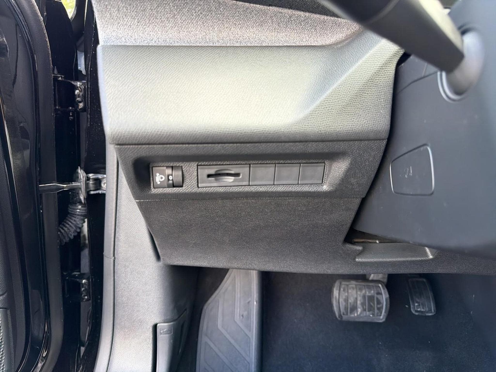 Peugeot 408 HYBRID 145 ALLURE E-DCS6 (2025) - Photo 17