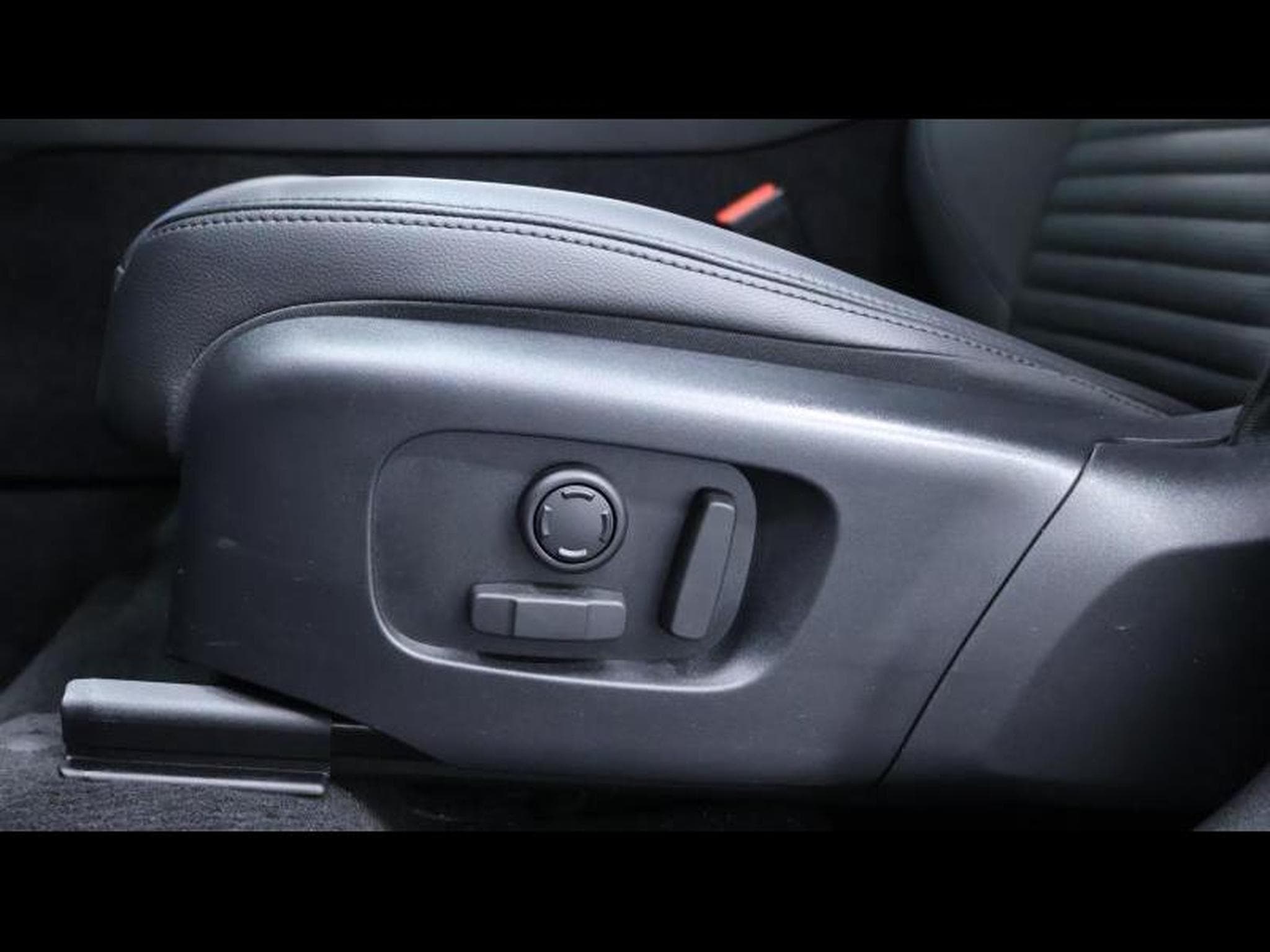 Land-Rover Discovery Sport D165 AWD Auto 7places (2025) - Photo 28