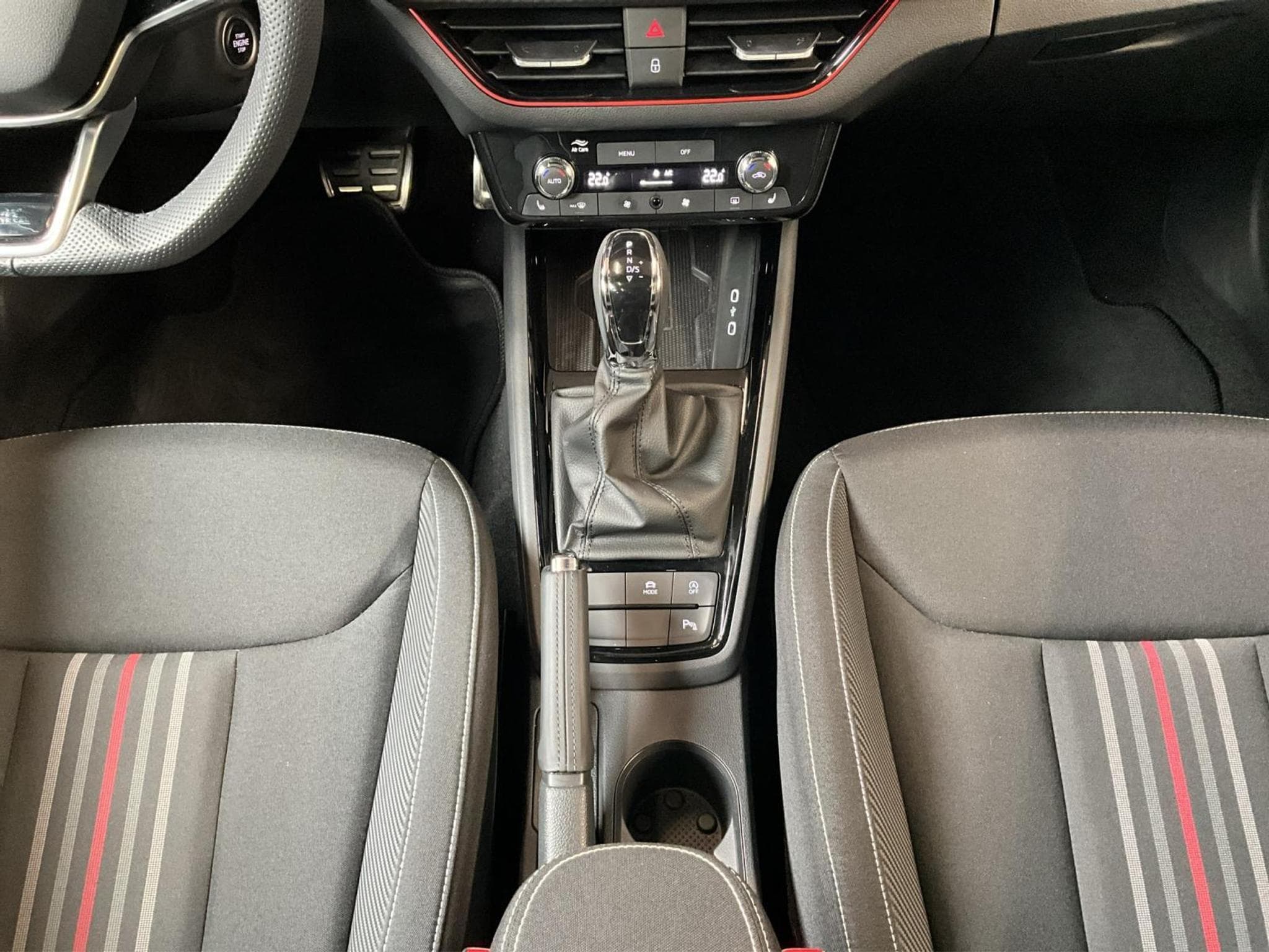 Skoda Kamiq Monte-Carlo+DSG+Park&Go+Pano+P.Ass-Drive+ (2025) - Foto 12