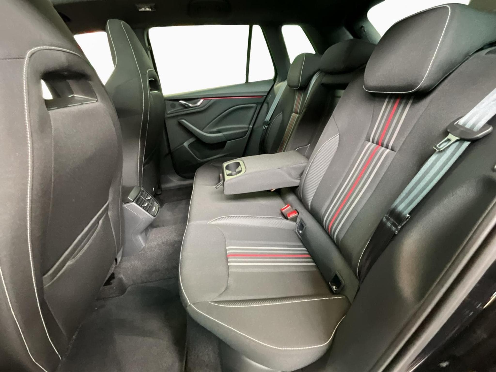 Skoda Kamiq Monte-Carlo+DSG+Park&Go+Pano+P.Ass-Drive+ (2025) - Foto 16