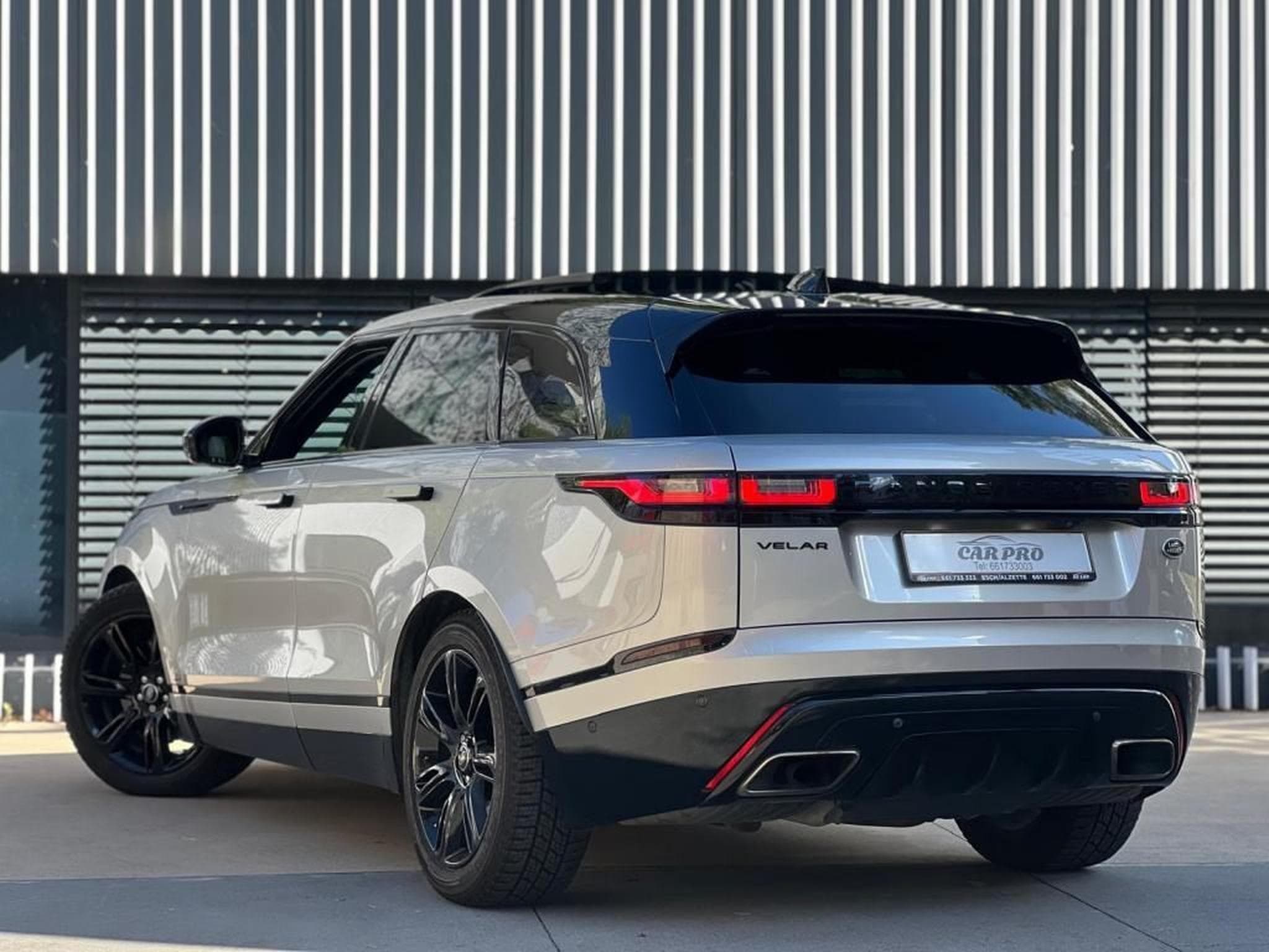 Land-Rover Range Rover Velar / AUTOMATIQUE / TOIT OUVRANT / PANO / 300 HP / SUSPENSION PN (2018) - Photo 4