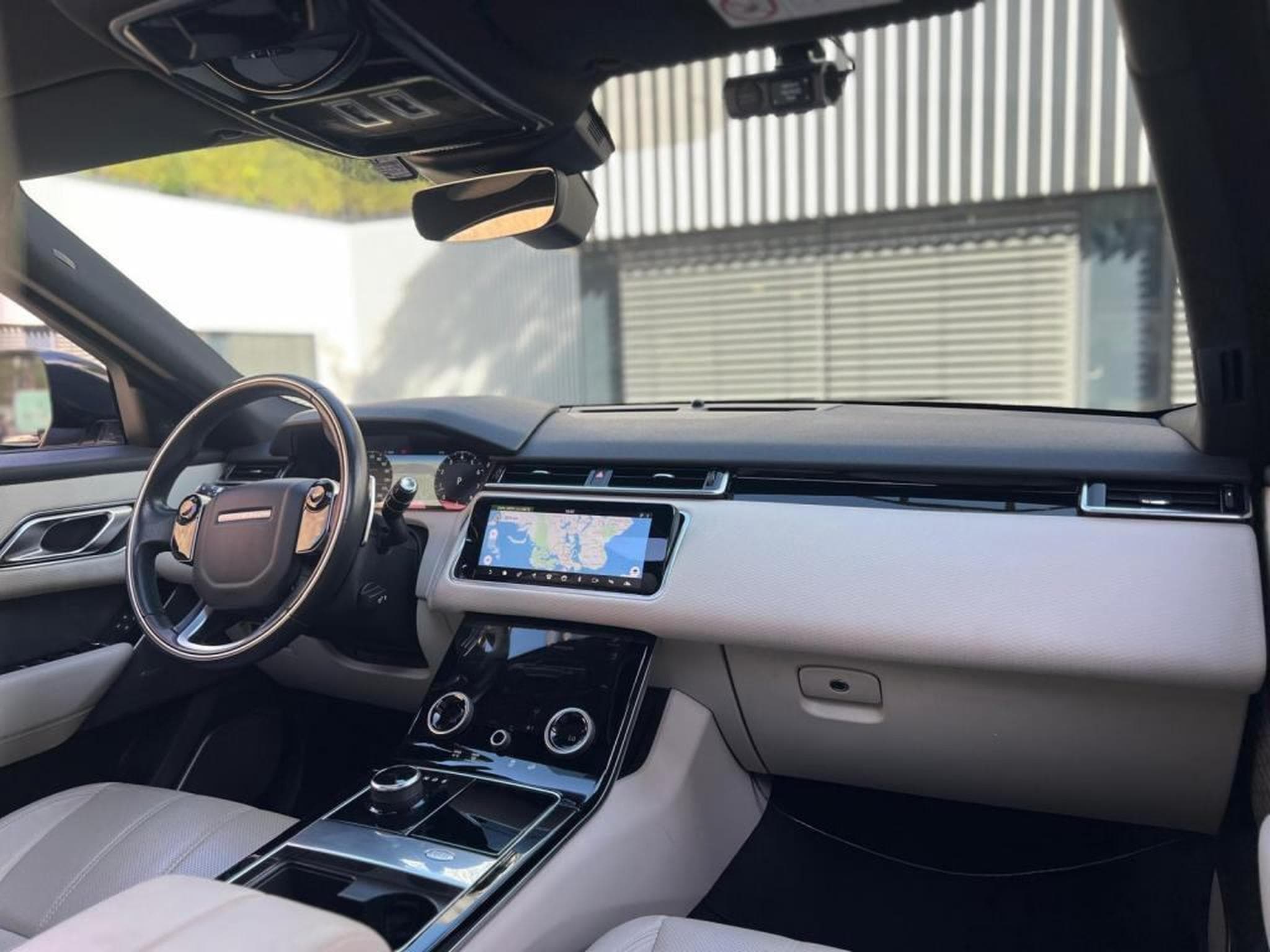 Land-Rover Range Rover Velar / AUTOMATIQUE / TOIT OUVRANT / PANO / 300 HP / SUSPENSION PN (2018) - Photo 12
