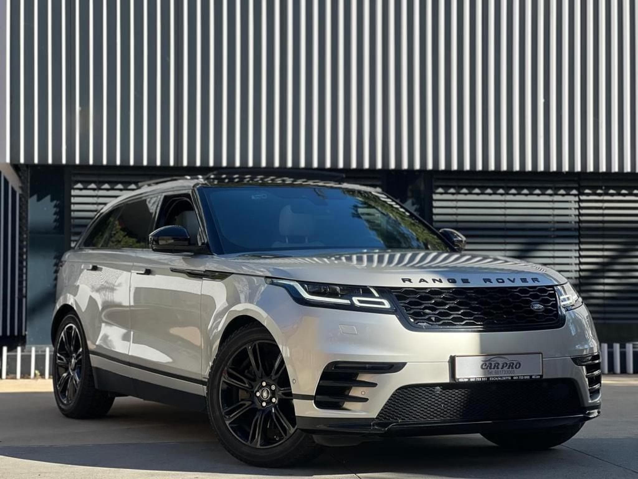 Land-Rover Range Rover Velar / AUTOMATIQUE / TOIT OUVRANT / PANO / 300 HP / SUSPENSION PN (2018) - Photo 2